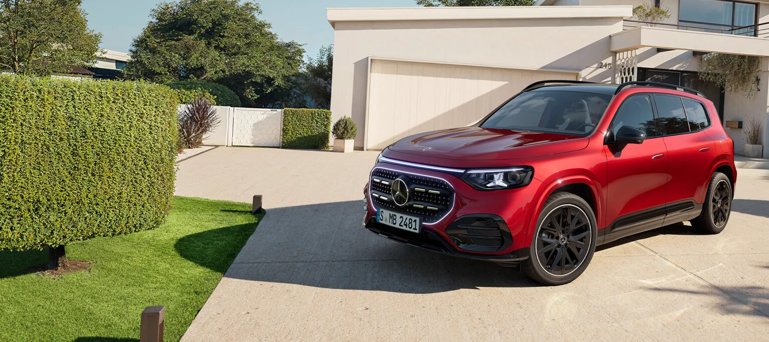 Nuevo Mercedes-Benz GLB (X248) rojo, vista delantera tres cuartos, foto oficial de prensa