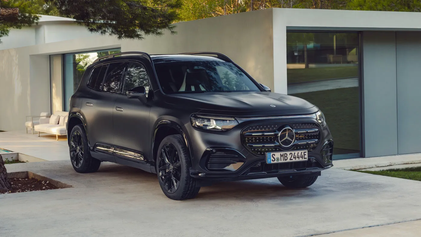 Nuevo Mercedes-Benz GLB (X248) negro, vista delantera tres cuartos