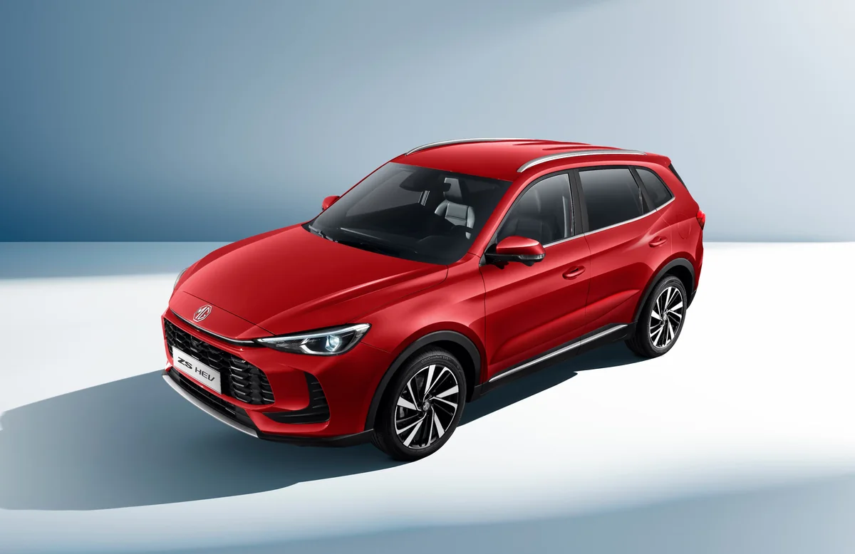 MG ZS Hybrid+ rojo tres cuartos frontal