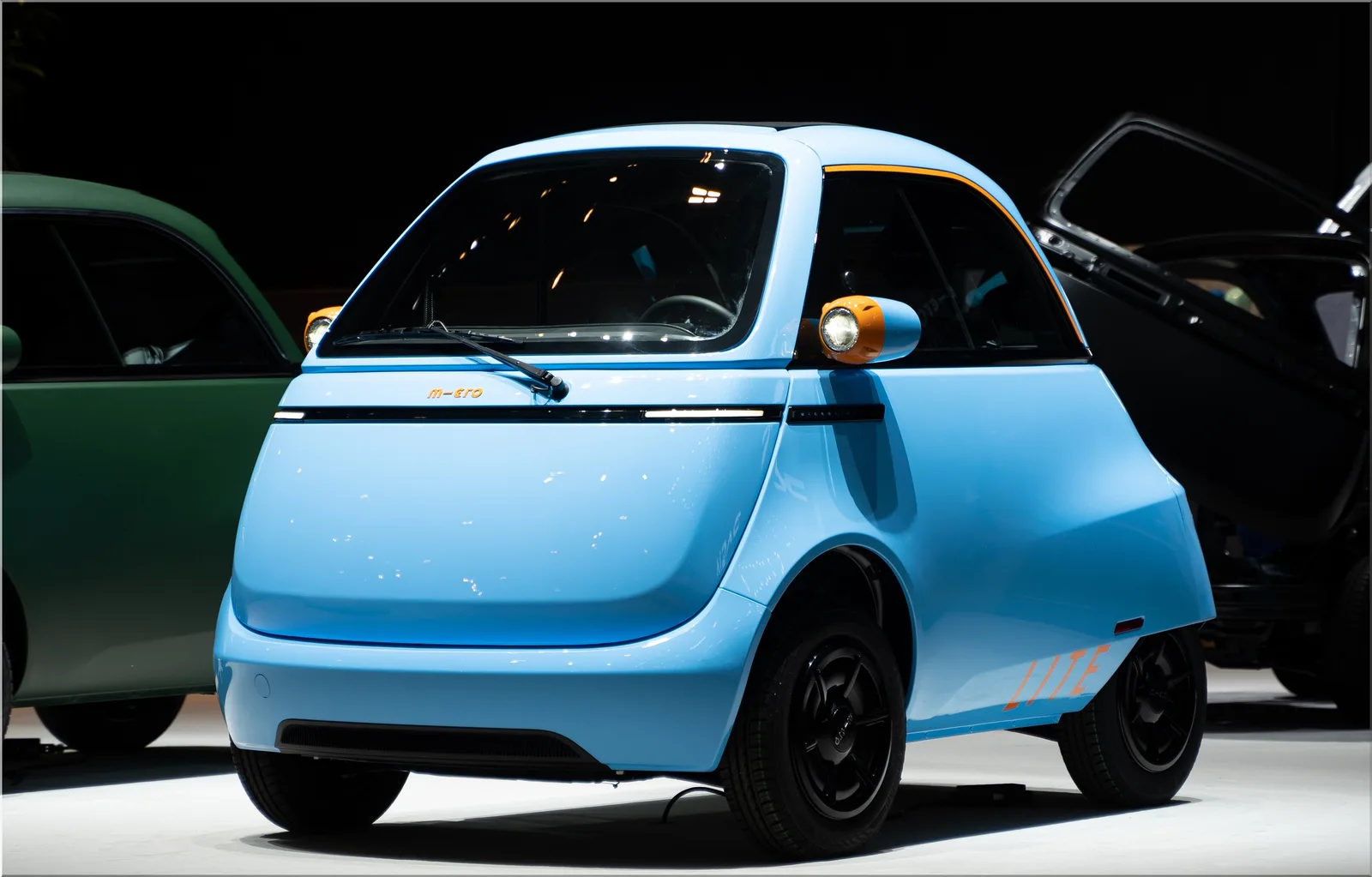 Microlino, vista lateral del microcoche eléctrico