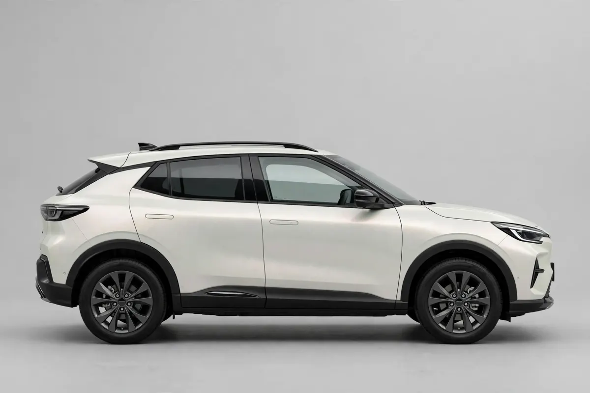 Mitsubishi ASX 130T 7DCT blanco perla, vista lateral completa