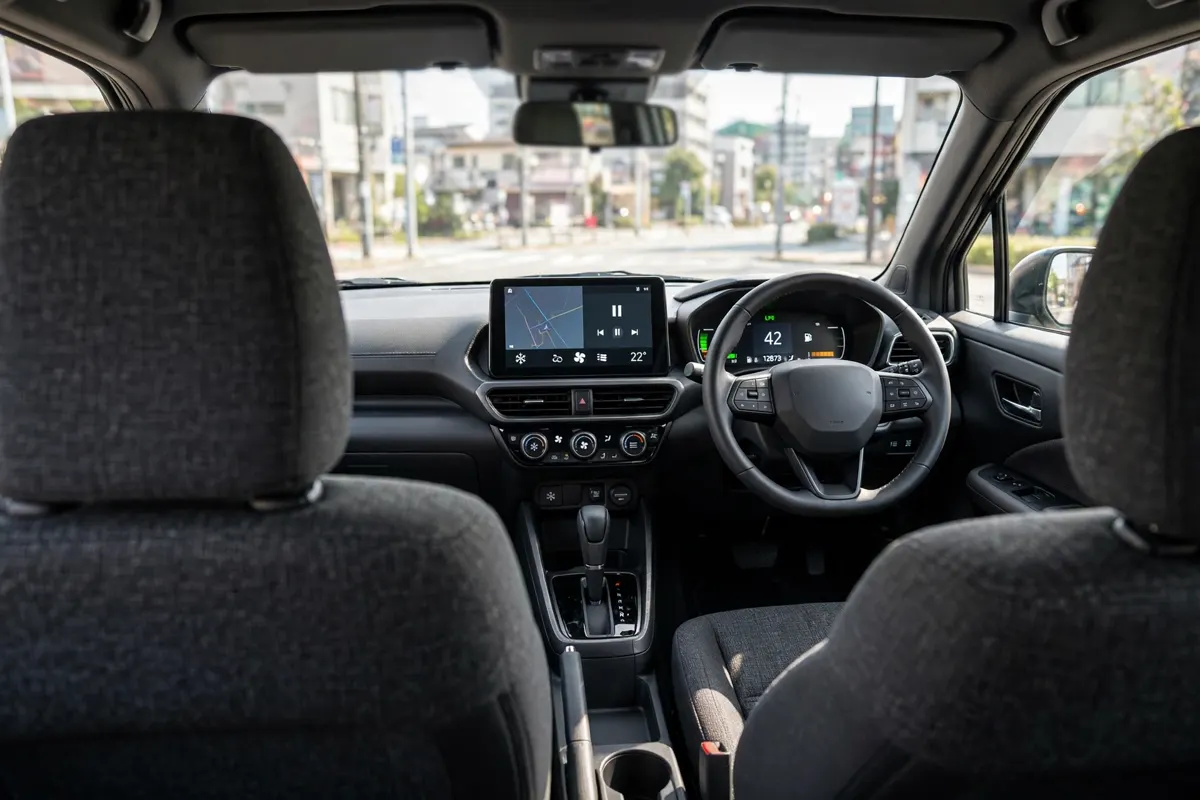 Interior oficial del Mitsubishi Colt 100T GLP