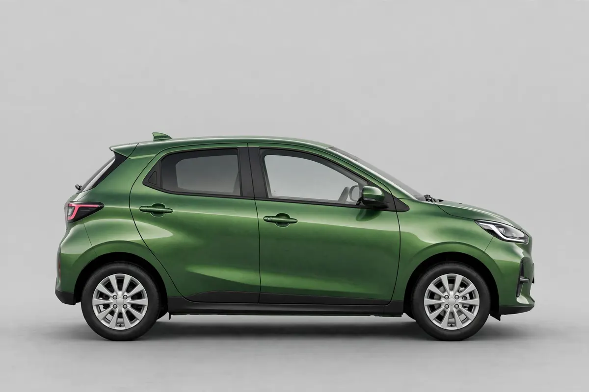 Mitsubishi Colt 100T GLP verde, vista lateral completa
