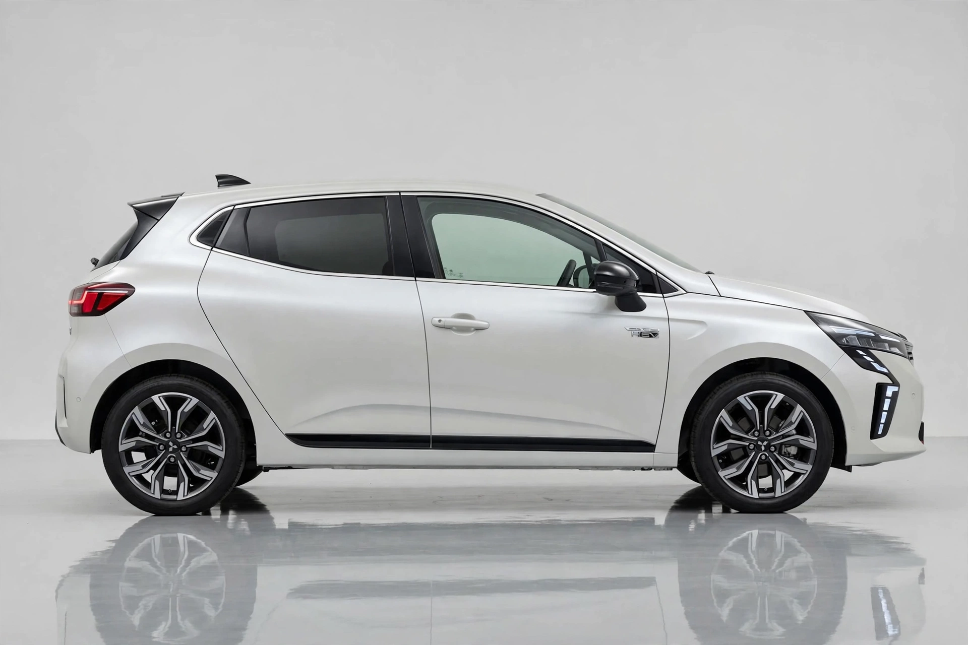 Mitsubishi Colt 160 HEV 2025 blanco, vista lateral
