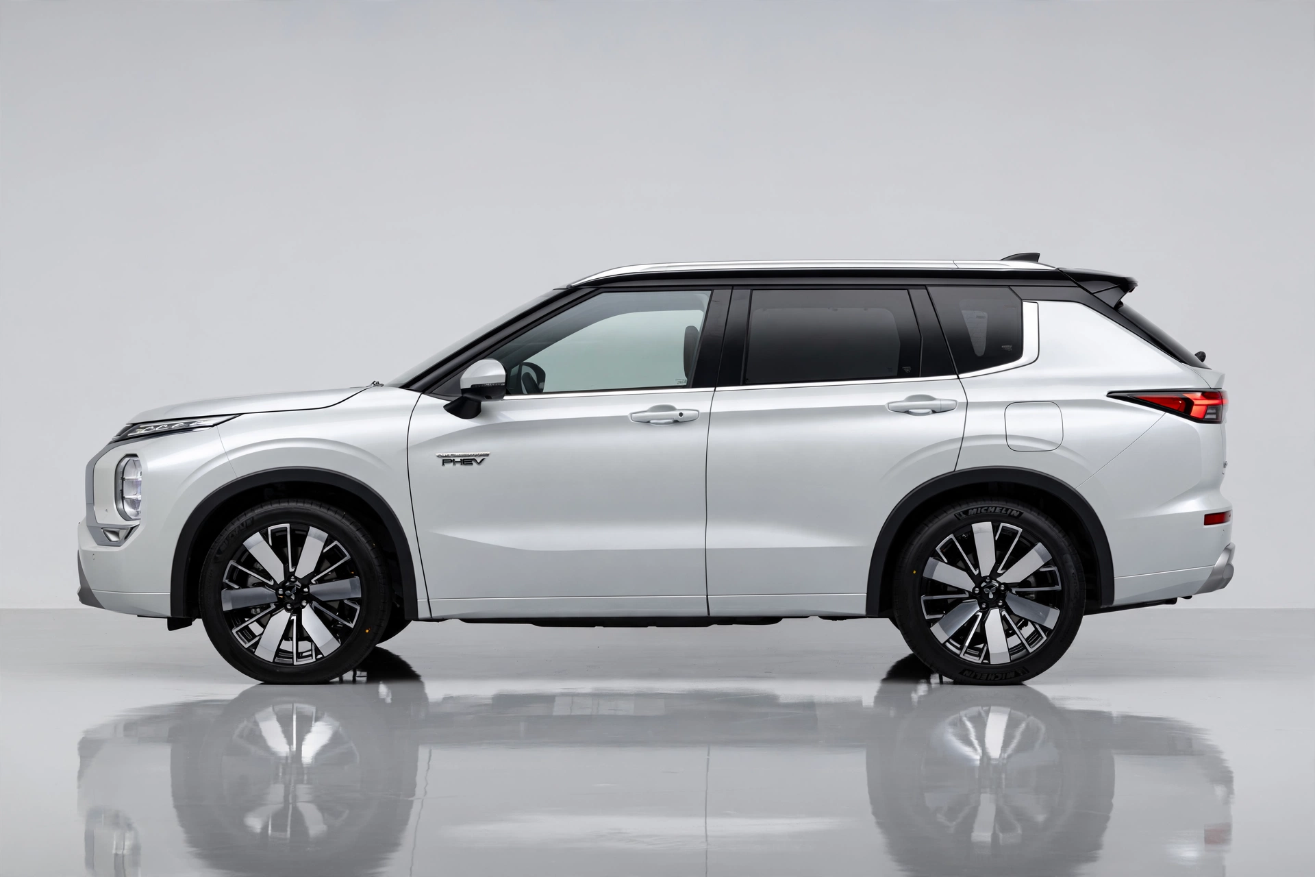 Mitsubishi Outlander PHEV 2025 blanco, vista lateral