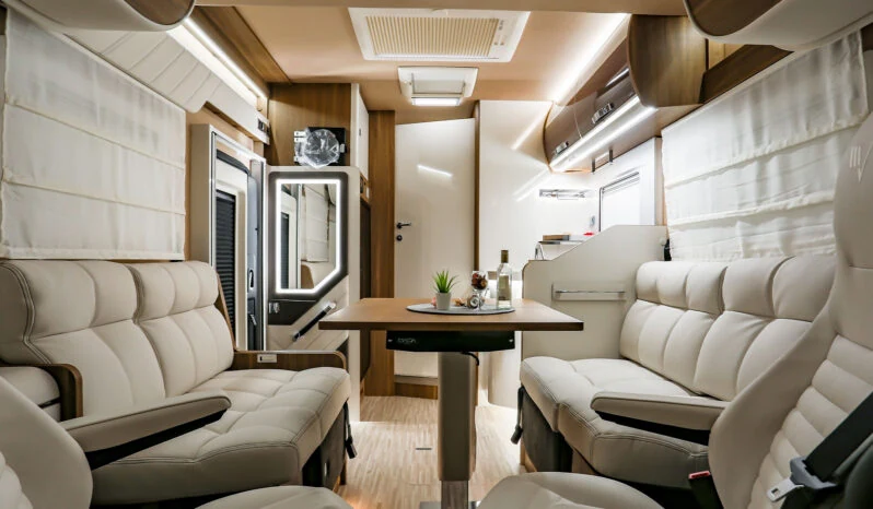 Interior de la Mobilvetta K-Yacht Tekno Line 86, salón face-to-face