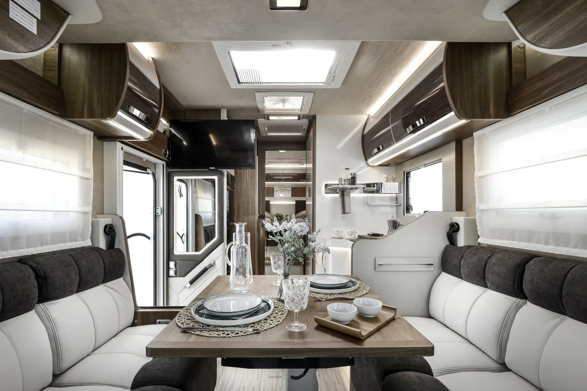 Interior oficial de la Mobilvetta K-Yacht Tekno Line 86