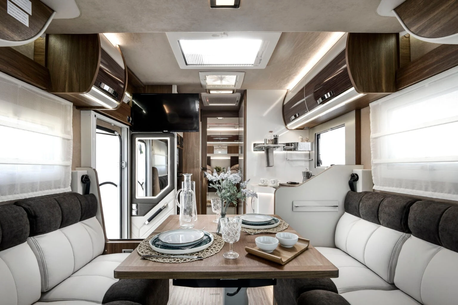 Cama basculante del Mobilvetta K-Yacht Tekno Line 86 (foto oficial)