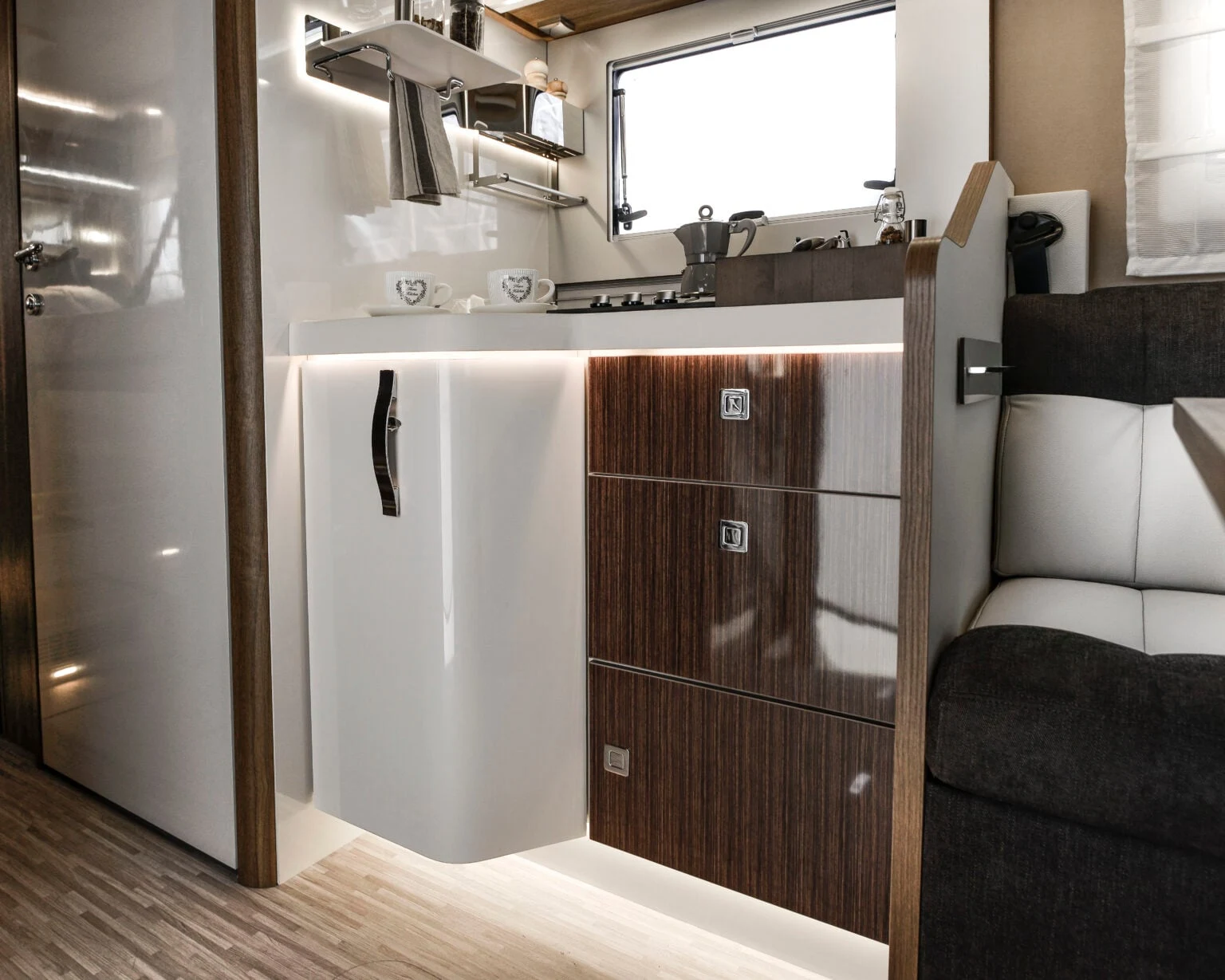 Cocina del Mobilvetta K-Yacht Tekno Line 86 (foto oficial)