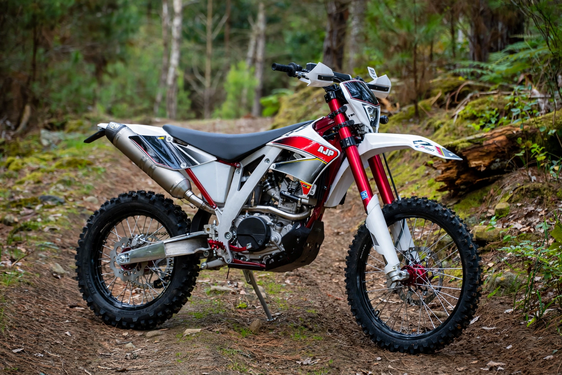 AJP PR5 250 Extreme 2025 en un sendero de enduro