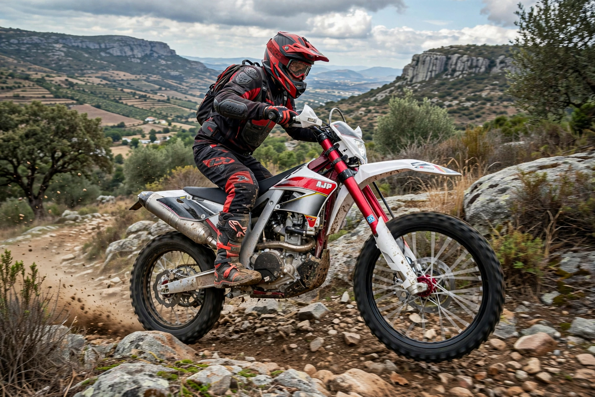 AJP PR5 250 Extreme 2025 en un sendero de enduro