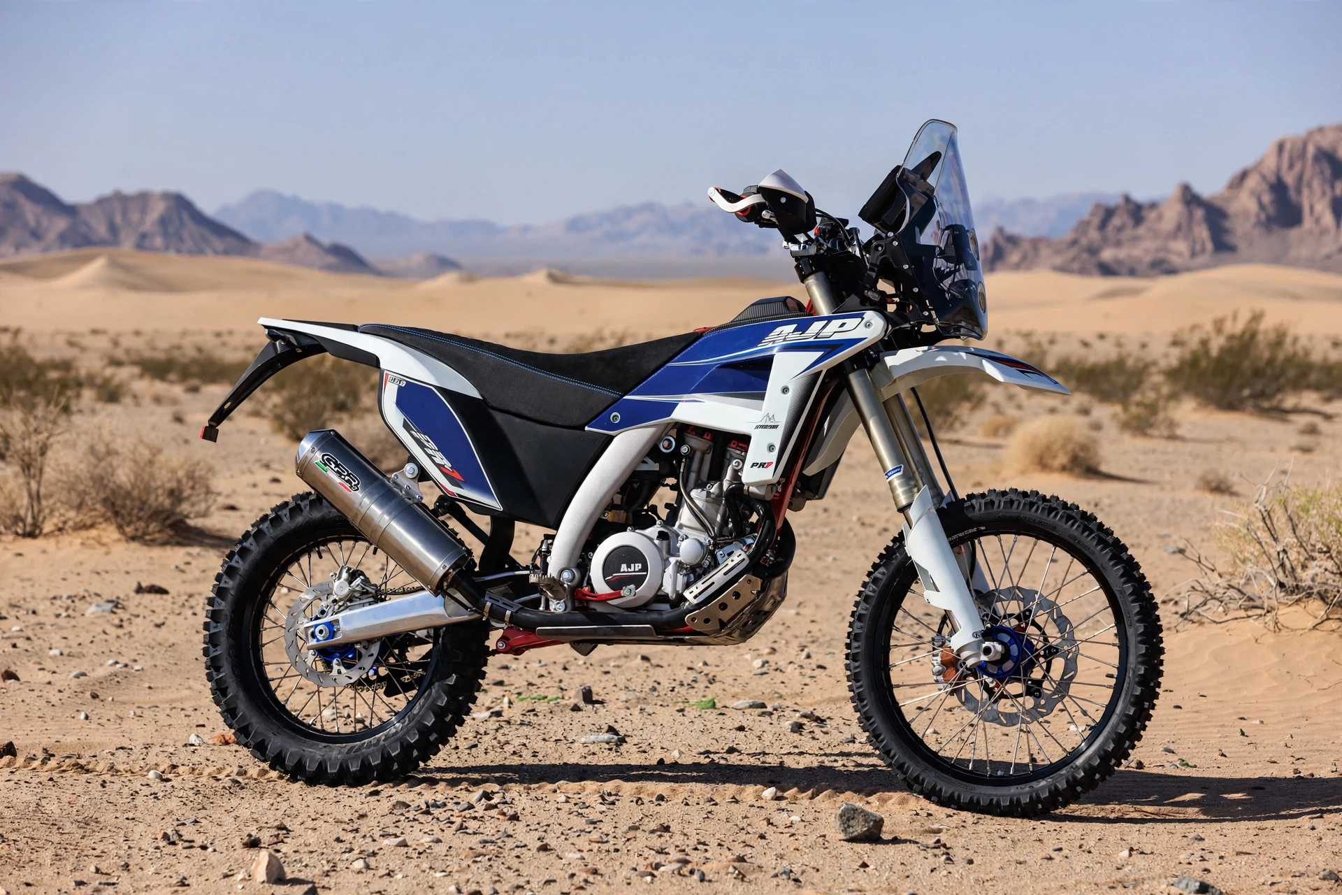 AJP PR7 650 Adventure 2025 en una pista de tierra