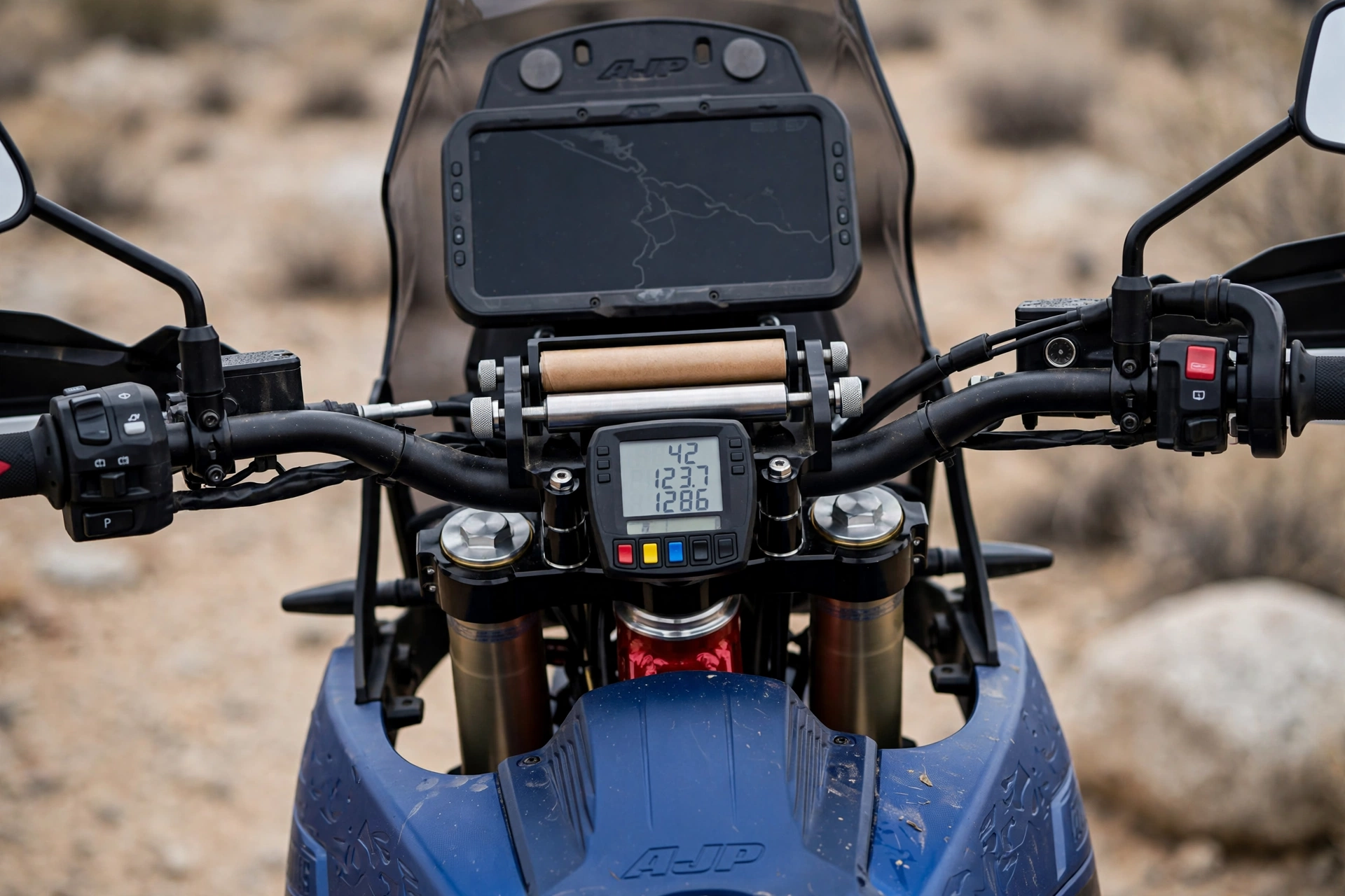 Detalle del depósito bajo el asiento de la AJP PR7 650 Adventure 2025