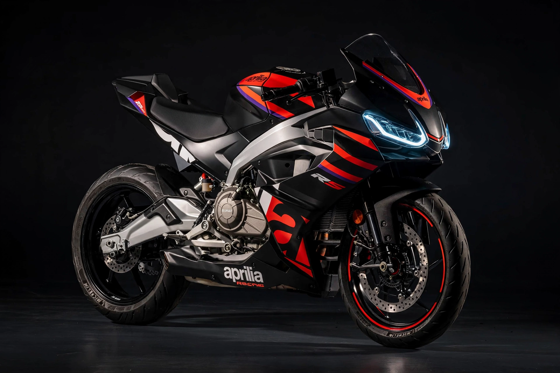 Aprilia RS 457 2024 en vista tres cuartos