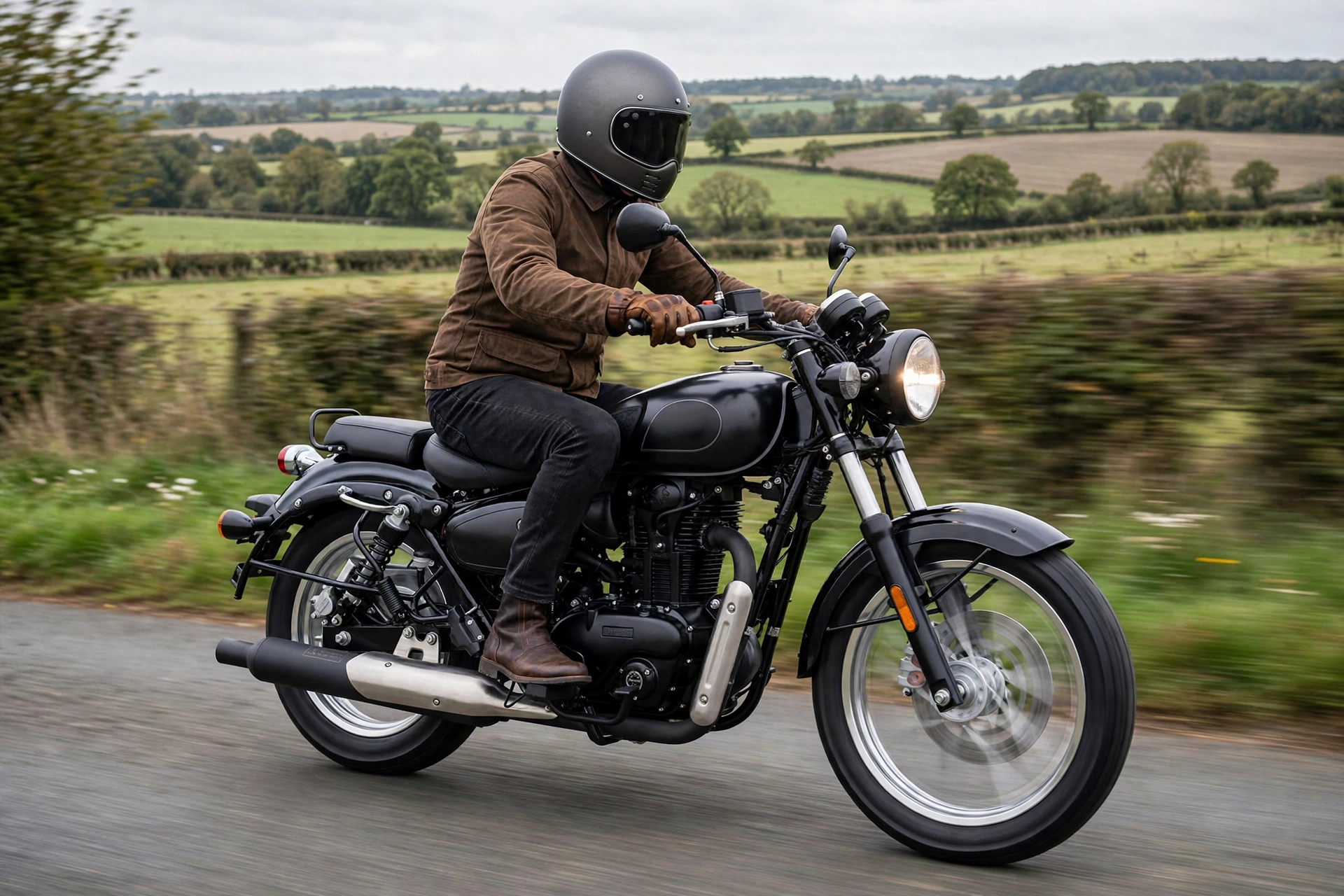 Benelli Imperiale 400 2024 en carretera secundaria