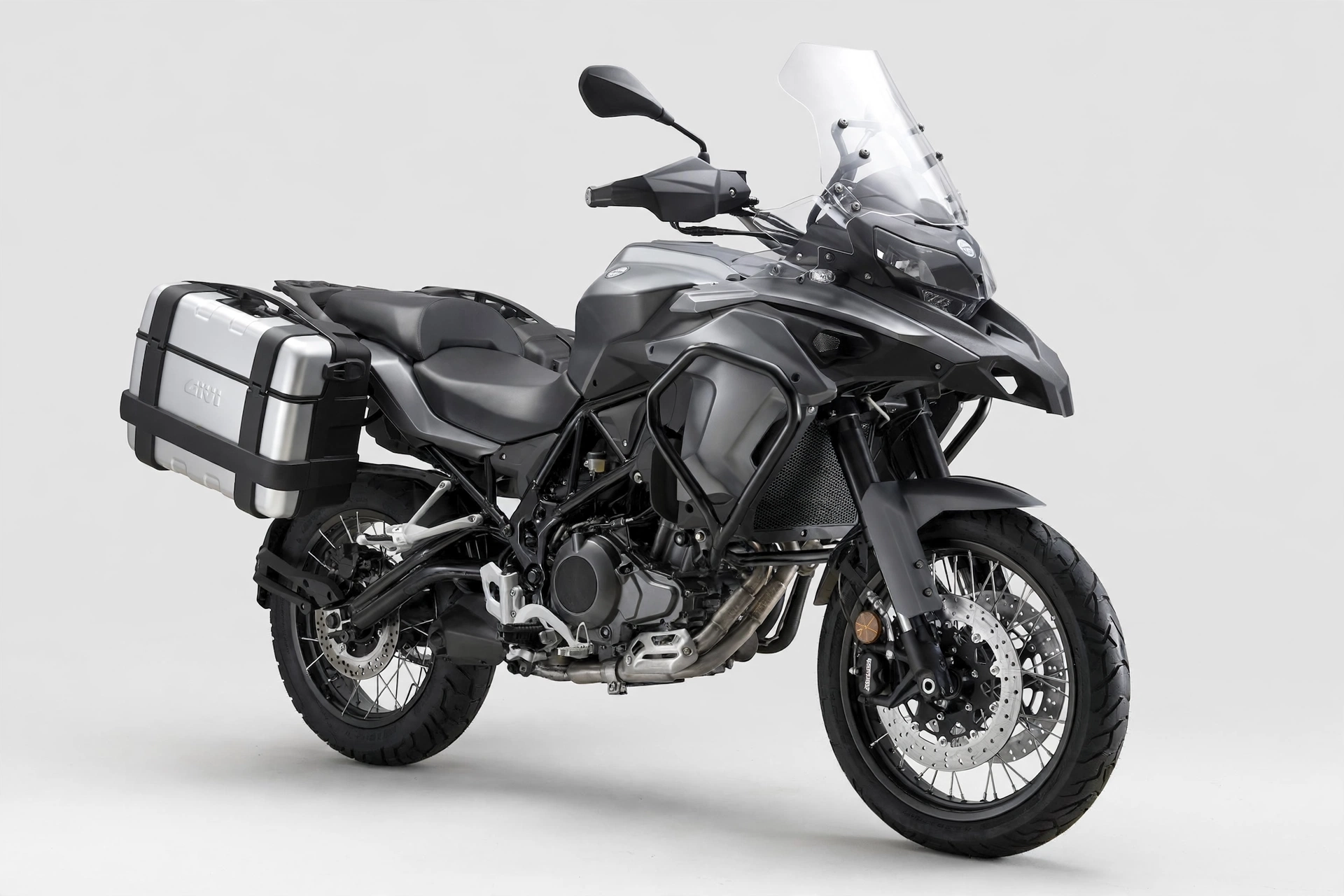 Benelli TRK 502 2024 en color blanco, vista tres cuartos de la trail