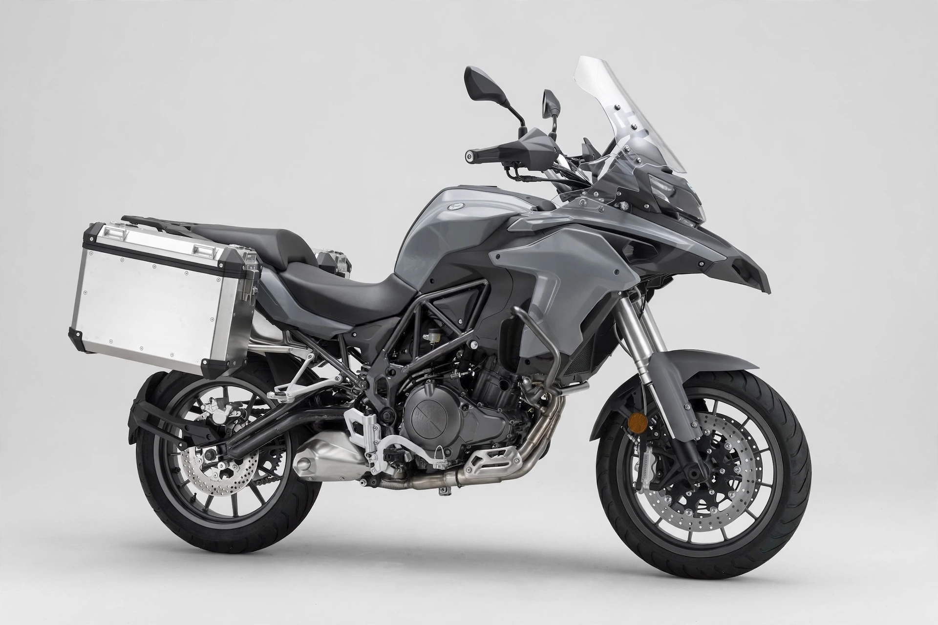 Benelli TRK 502 2024, vista lateral trail