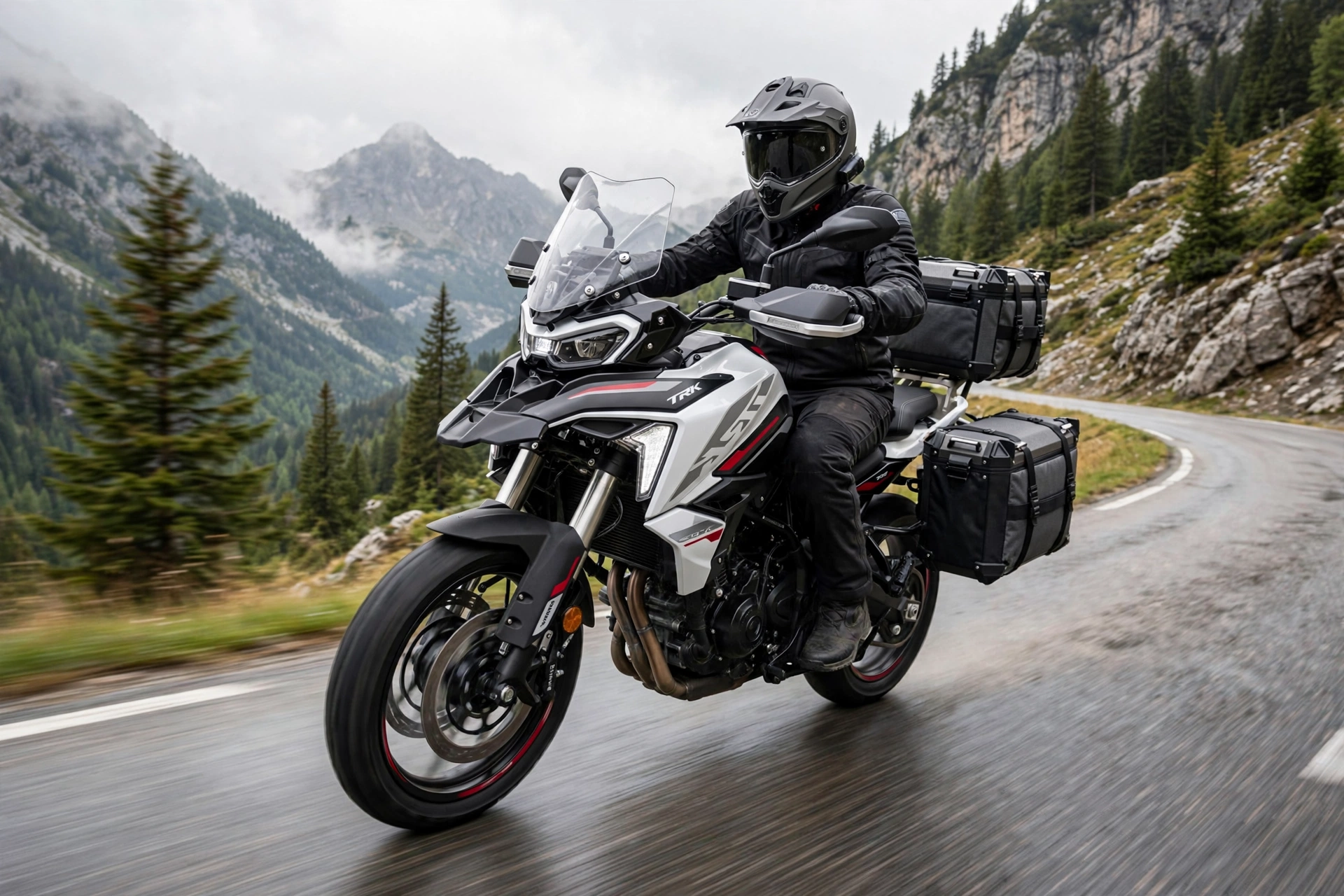 Benelli TRK 702 2024 en carretera