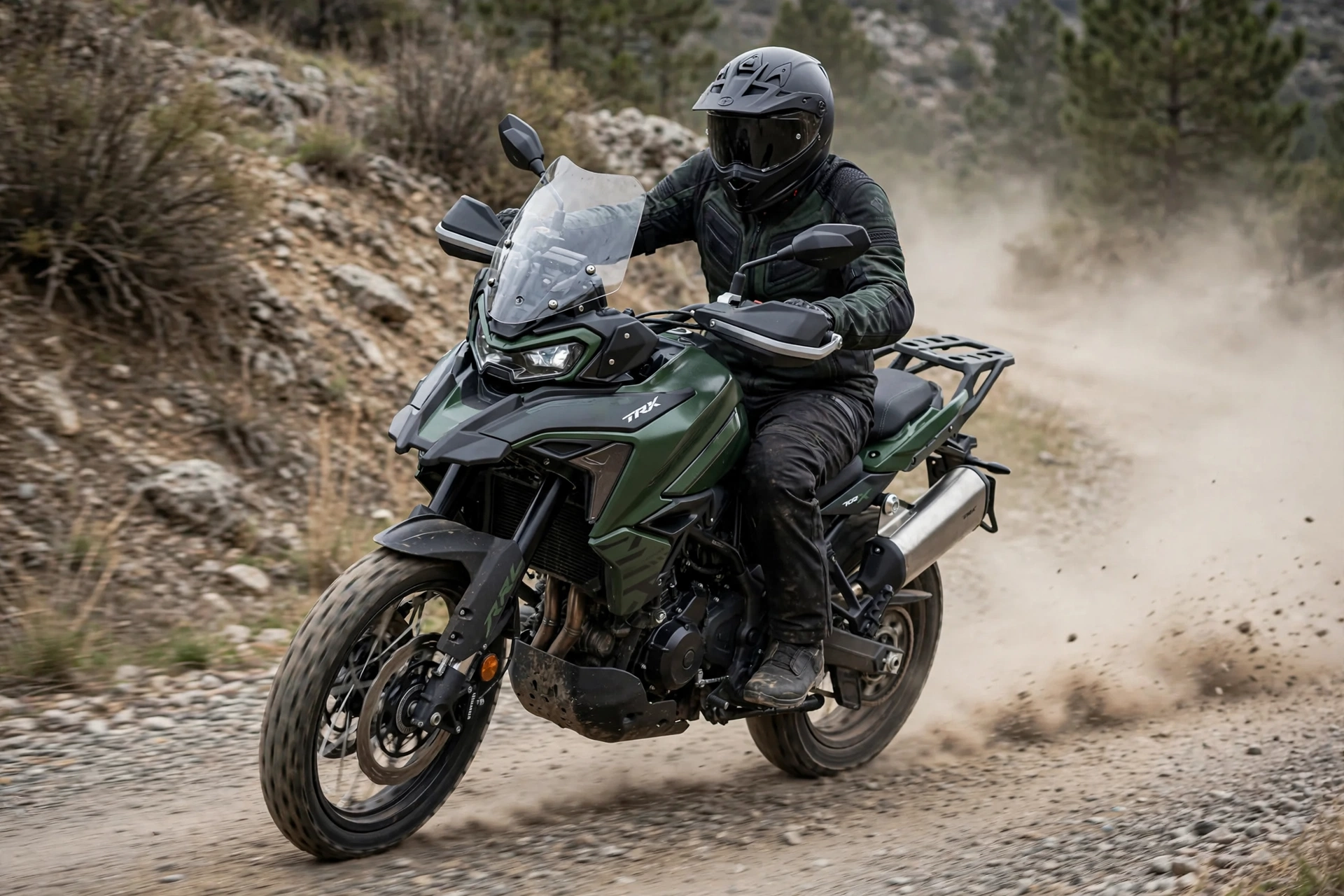 Benelli TRK 702 X 2024 en pista de tierra