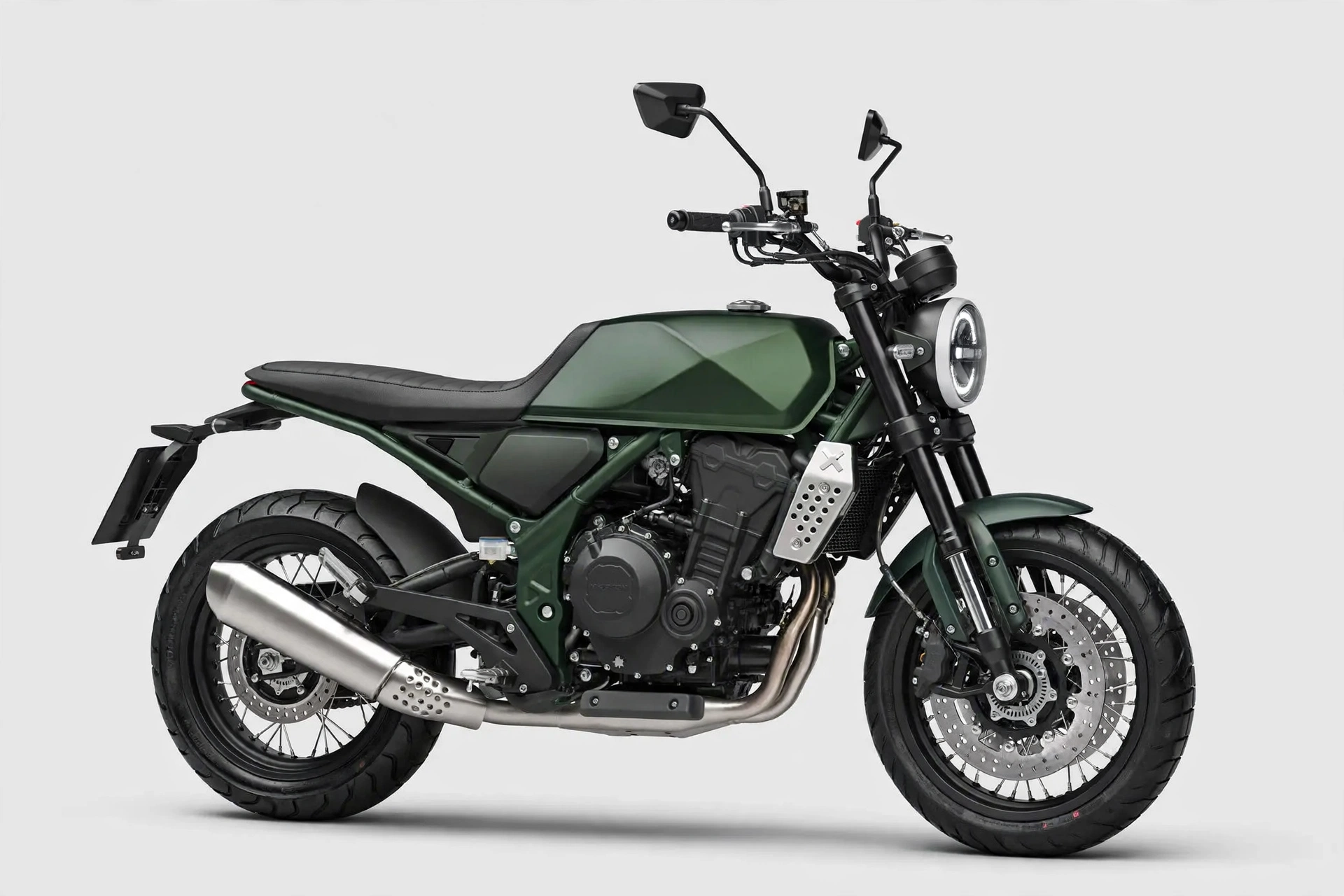 Brixton Crossfire 500 X 2024 en color verde, vista tres cuartos de la scrambler