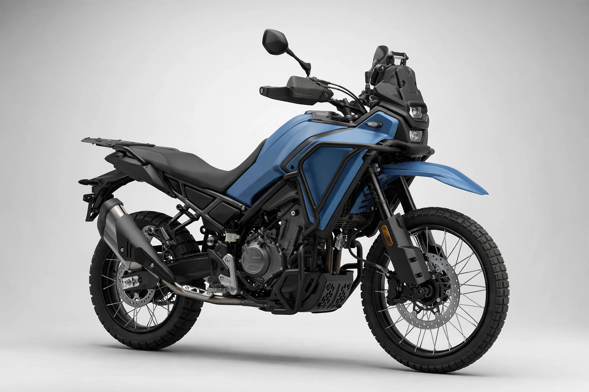 CFMoto 450MT 2024 en color azul rodando por una pista de tierra