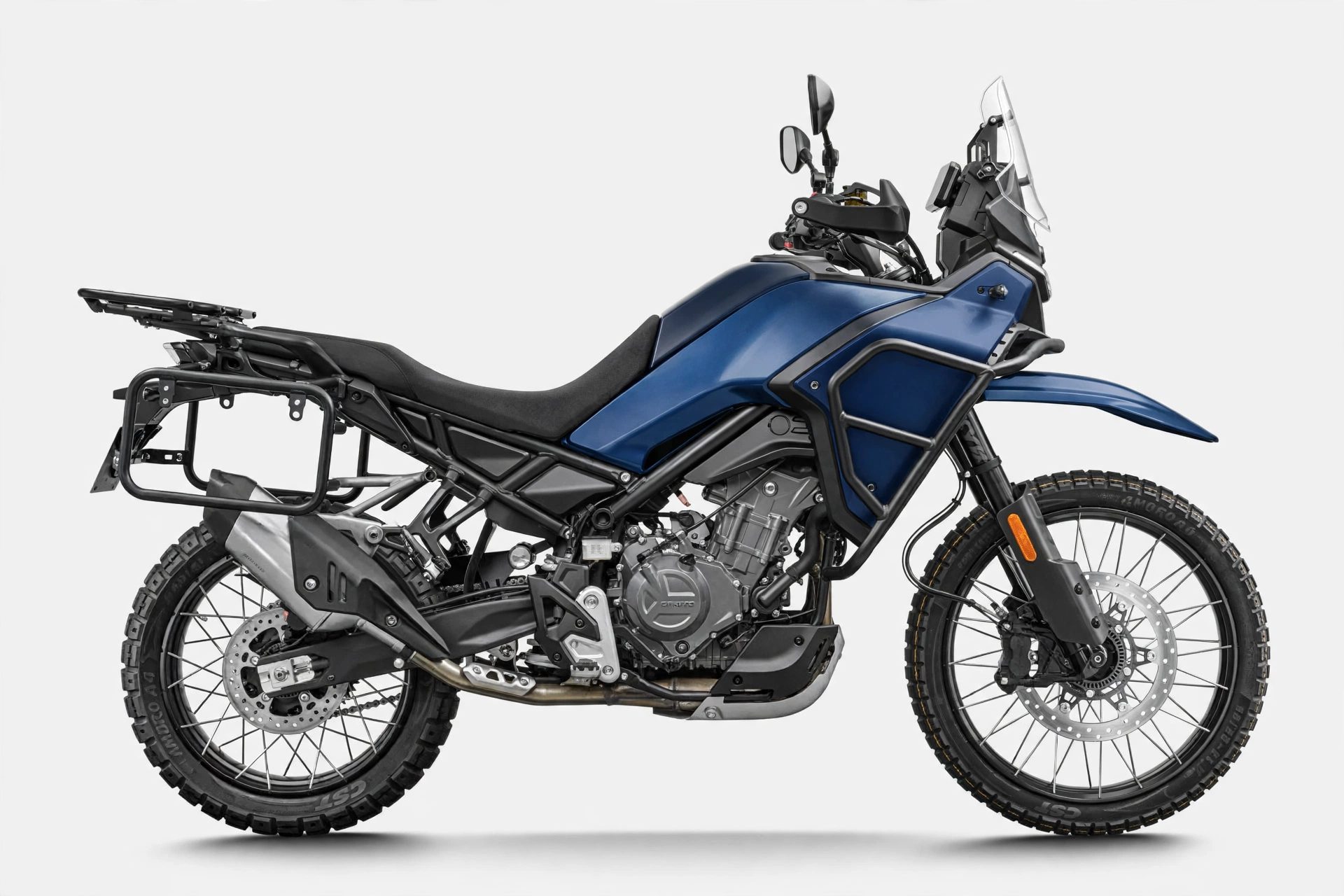 CFMoto 450MT 2024, vista lateral con defensas y cubrecárter