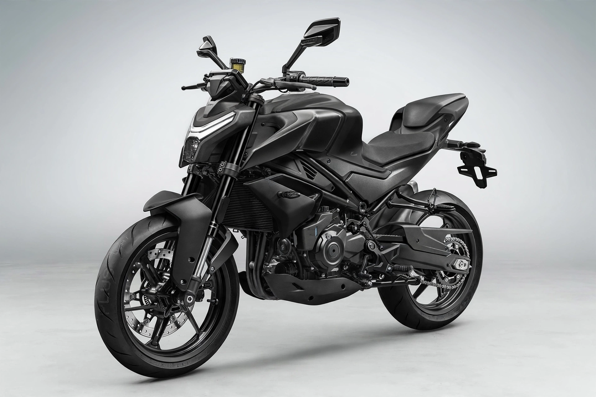 CFMoto 450NK 2024 en color gris, vista tres cuartos delantera