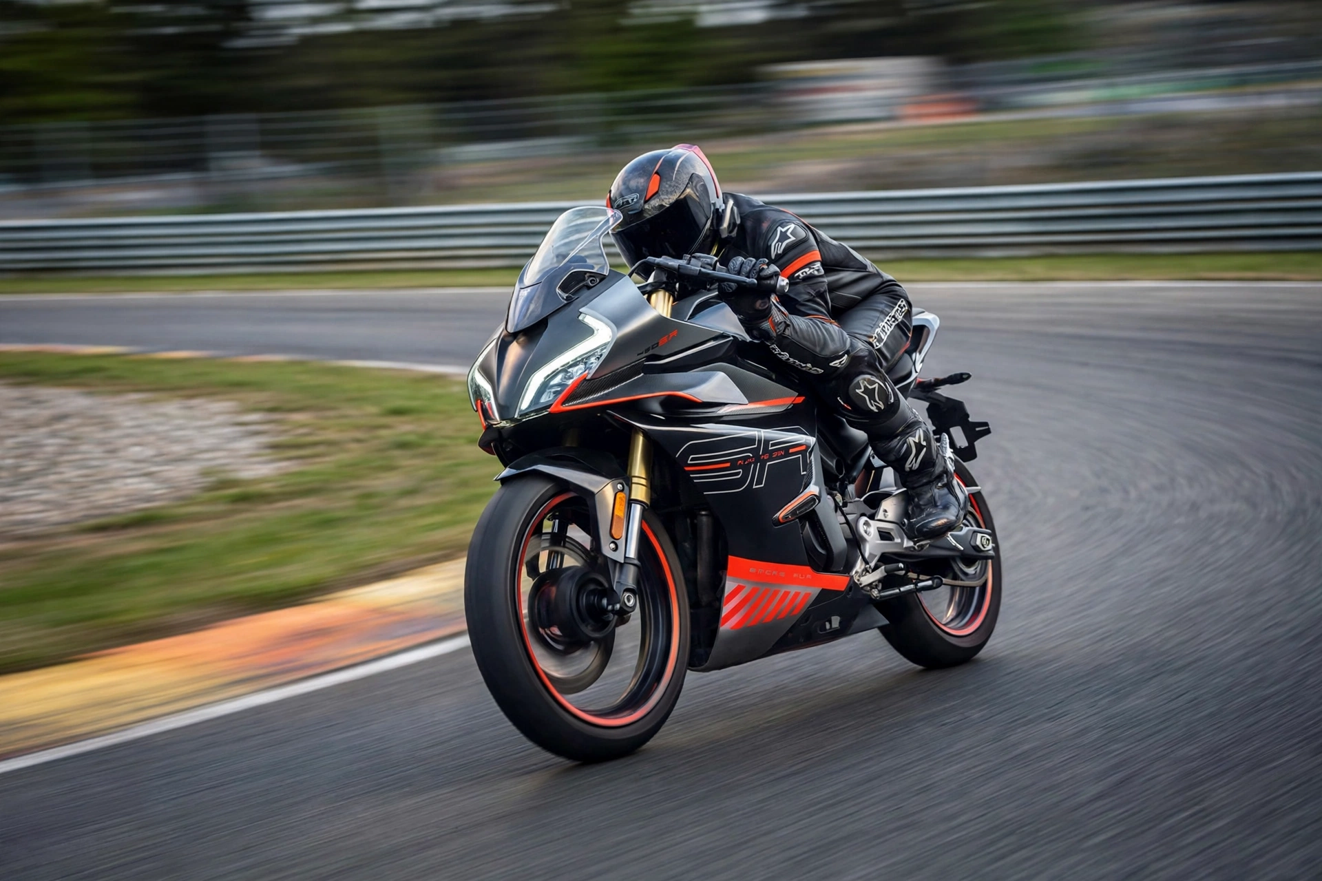 CFMoto 450SR 2024 en circuito
