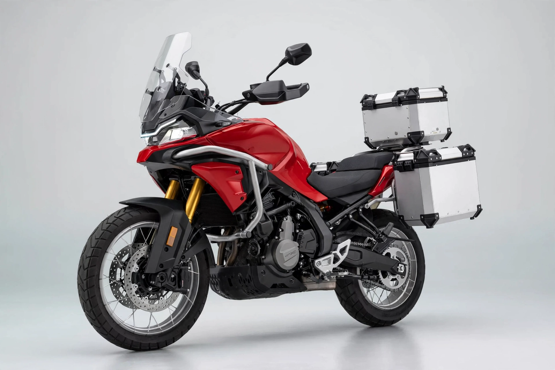 CFMoto 700MT 2025 en color gris, vista tres cuartos delantera