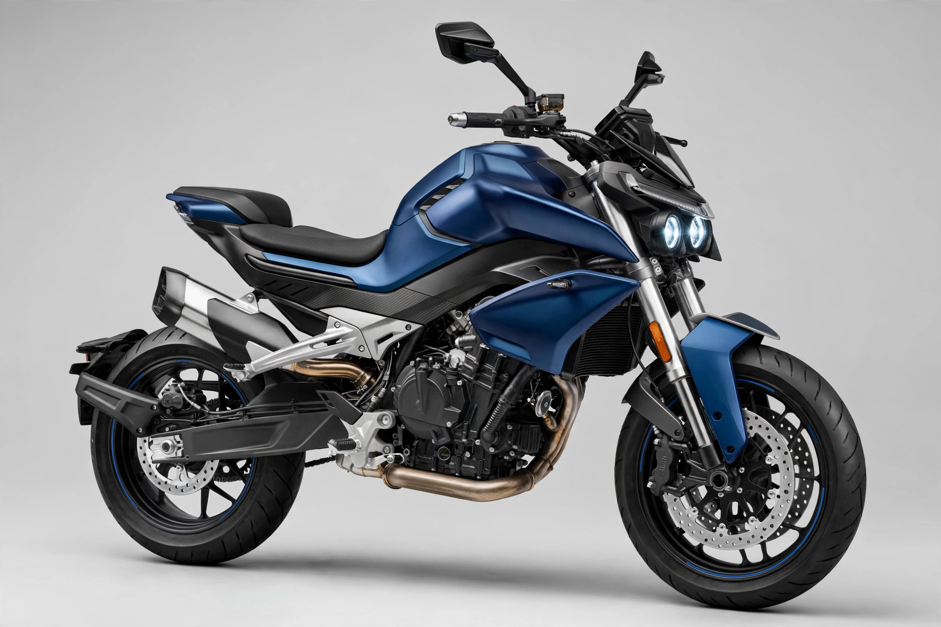 CFMoto 800NK 2024 en color azul, vista tres cuartos delantera