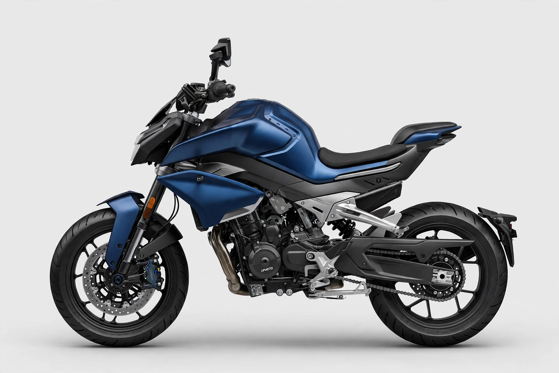 CFMoto 800NK 2024, vista lateral de la naked