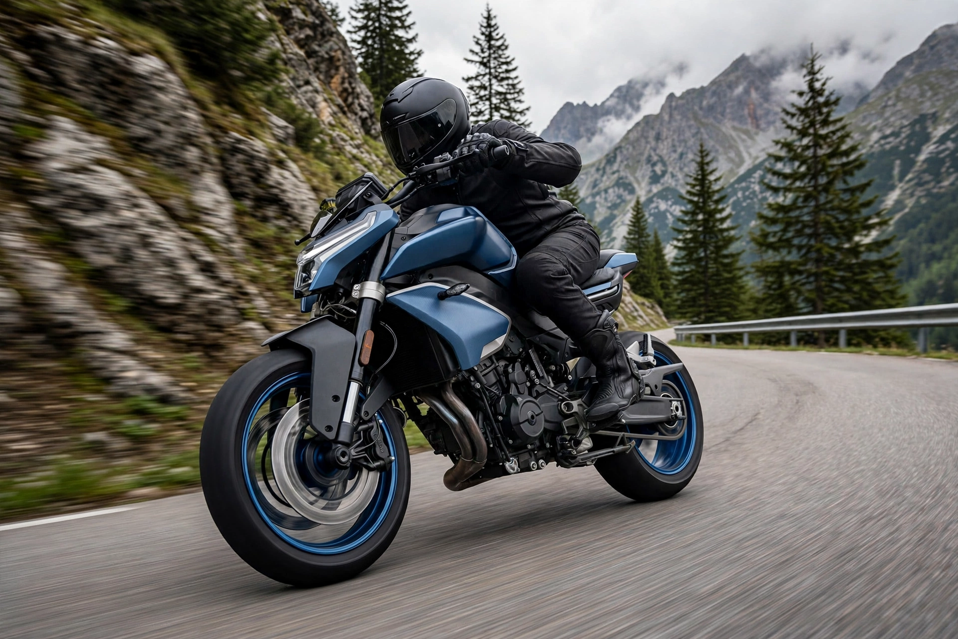 CFMoto 800NK 2024 acelerando en carretera
