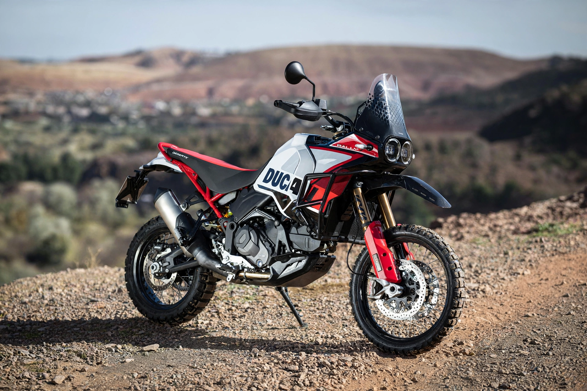 Ducati DesertX Rally 2024, vista lateral con suspensiones KYB