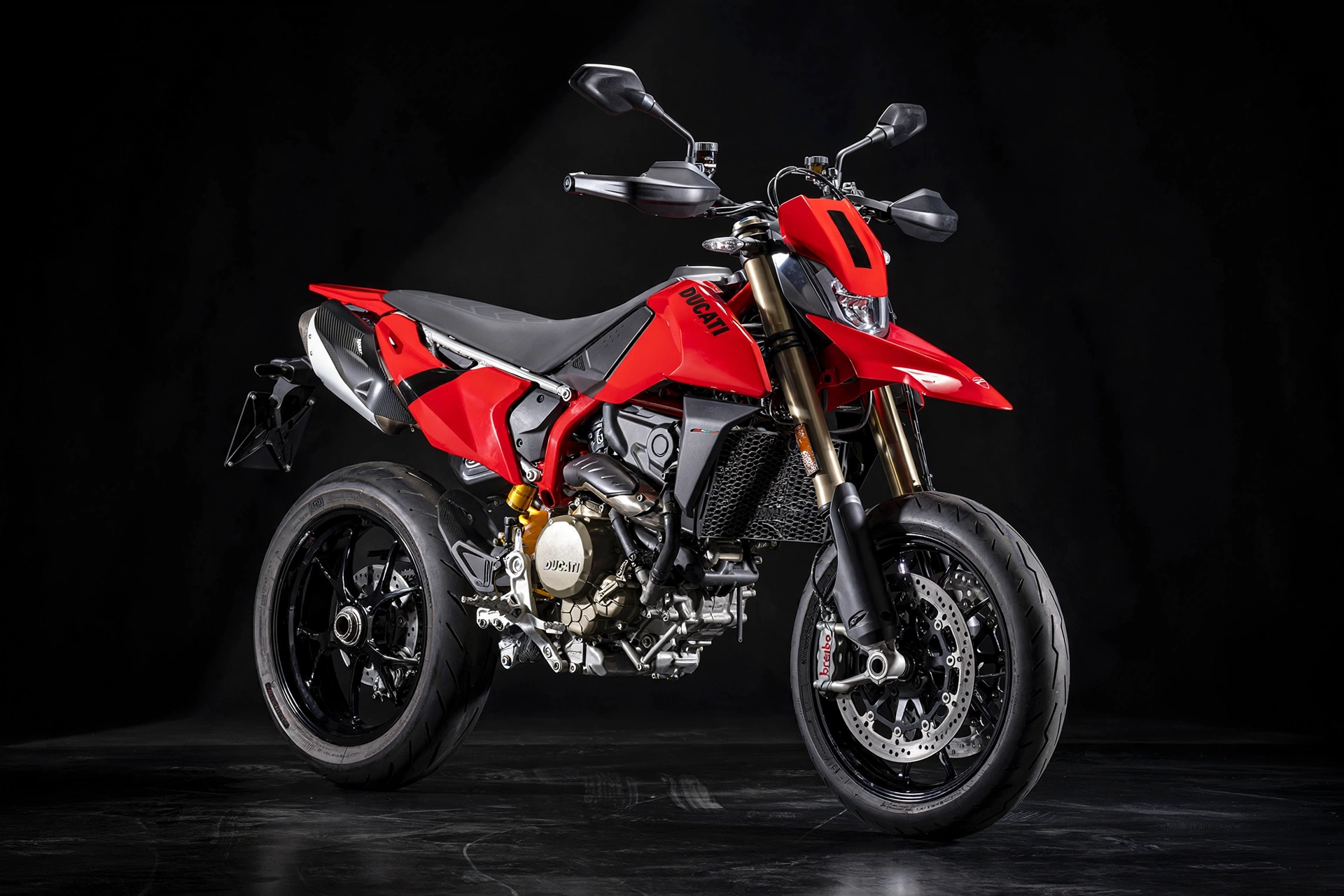 Ducati Hypermotard 698 Mono 2024 roja en vista tres cuartos