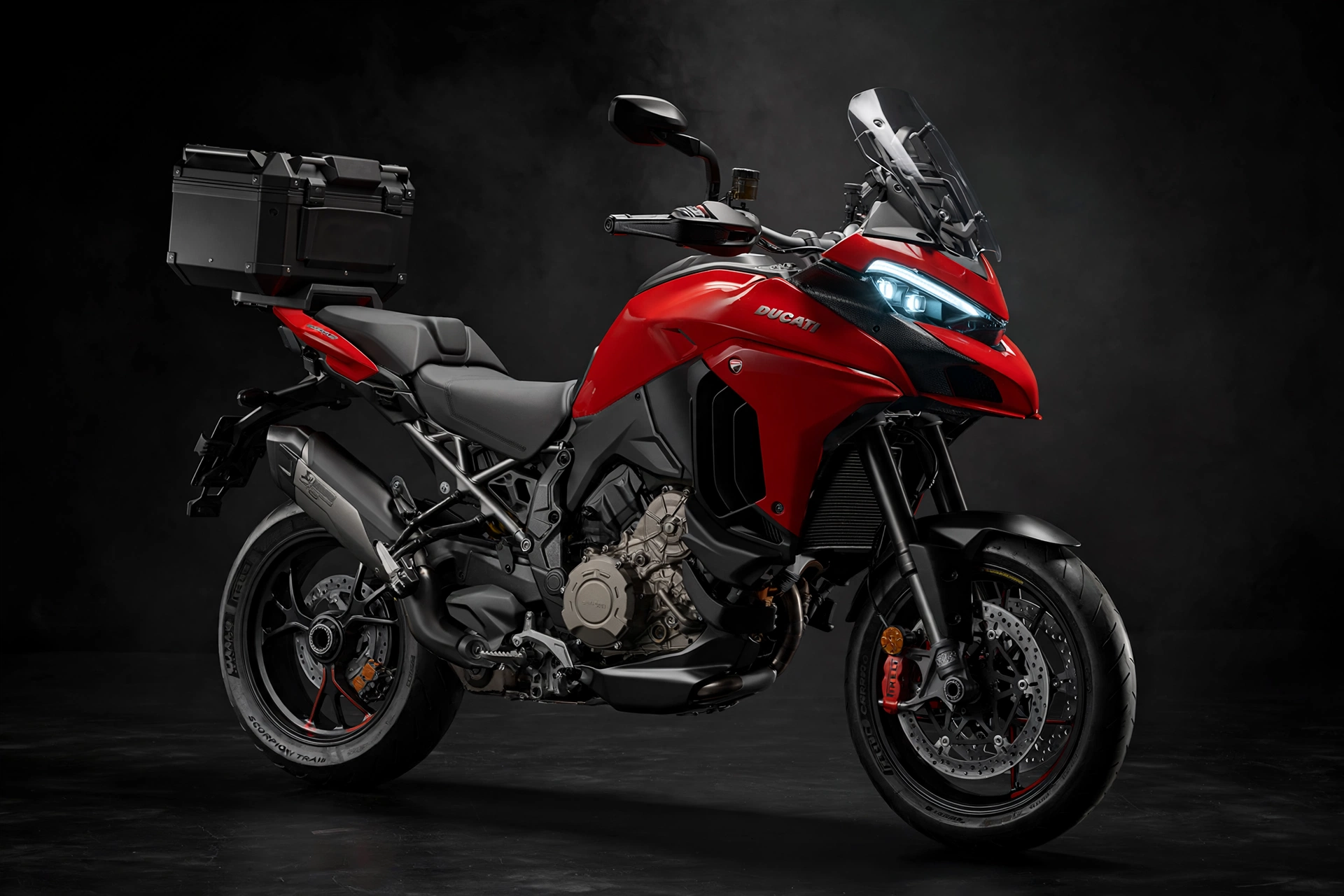 Ducati Multistrada V4 2025 roja en vista tres cuartos