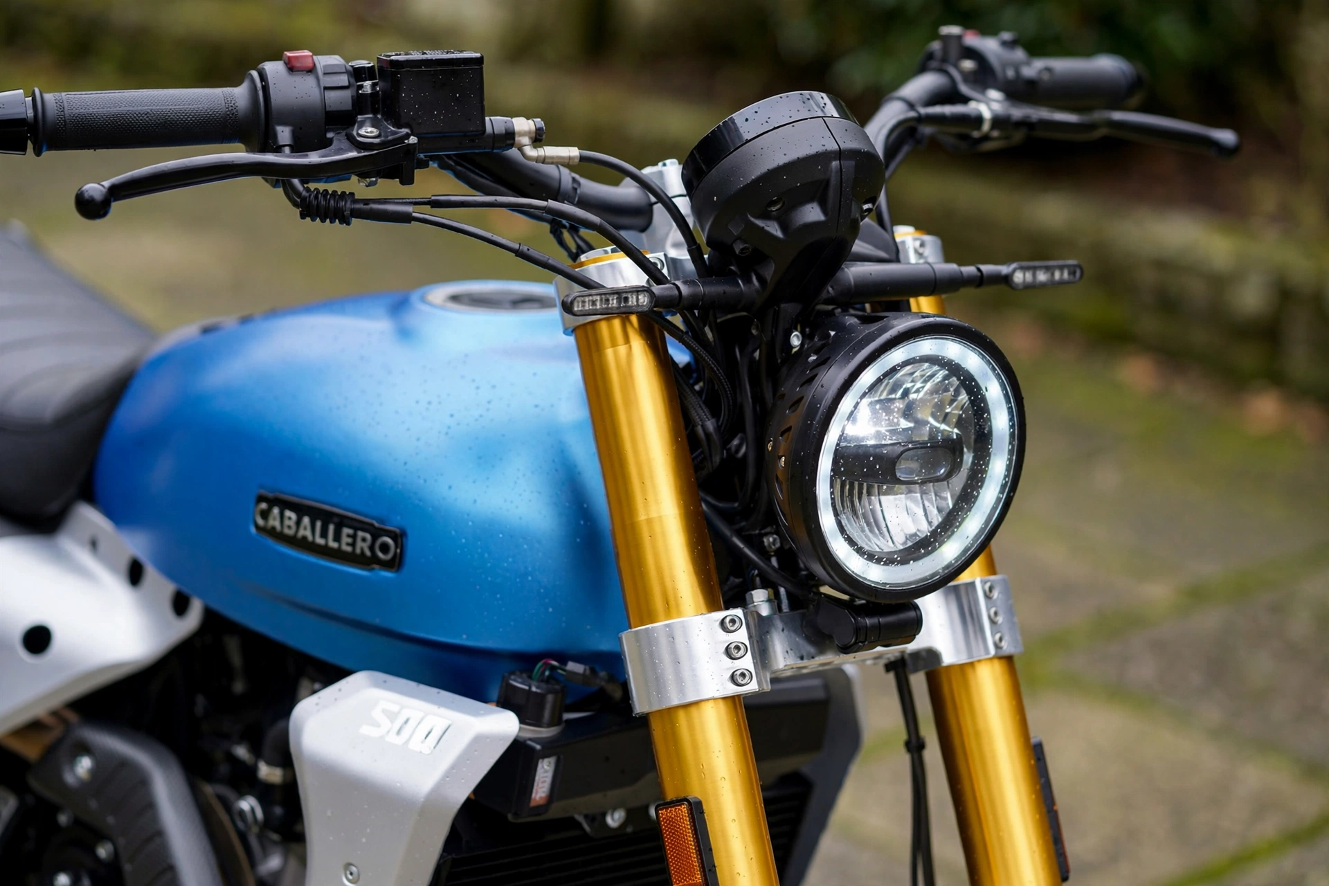 Detalle del depósito vintage de la Fantic Caballero 500 2025