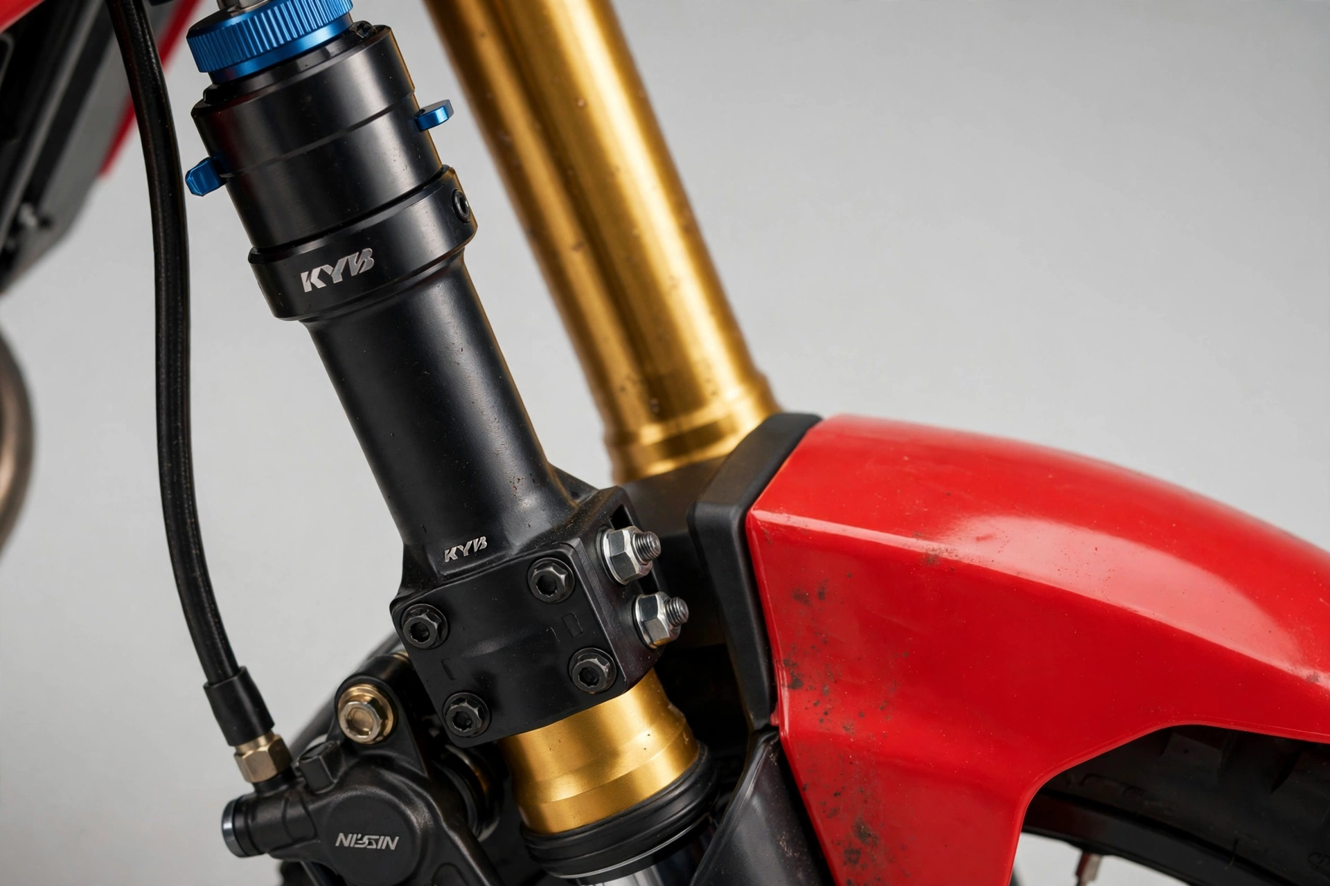 Detalle de la horquilla KYB de la Fantic XE 125 2025