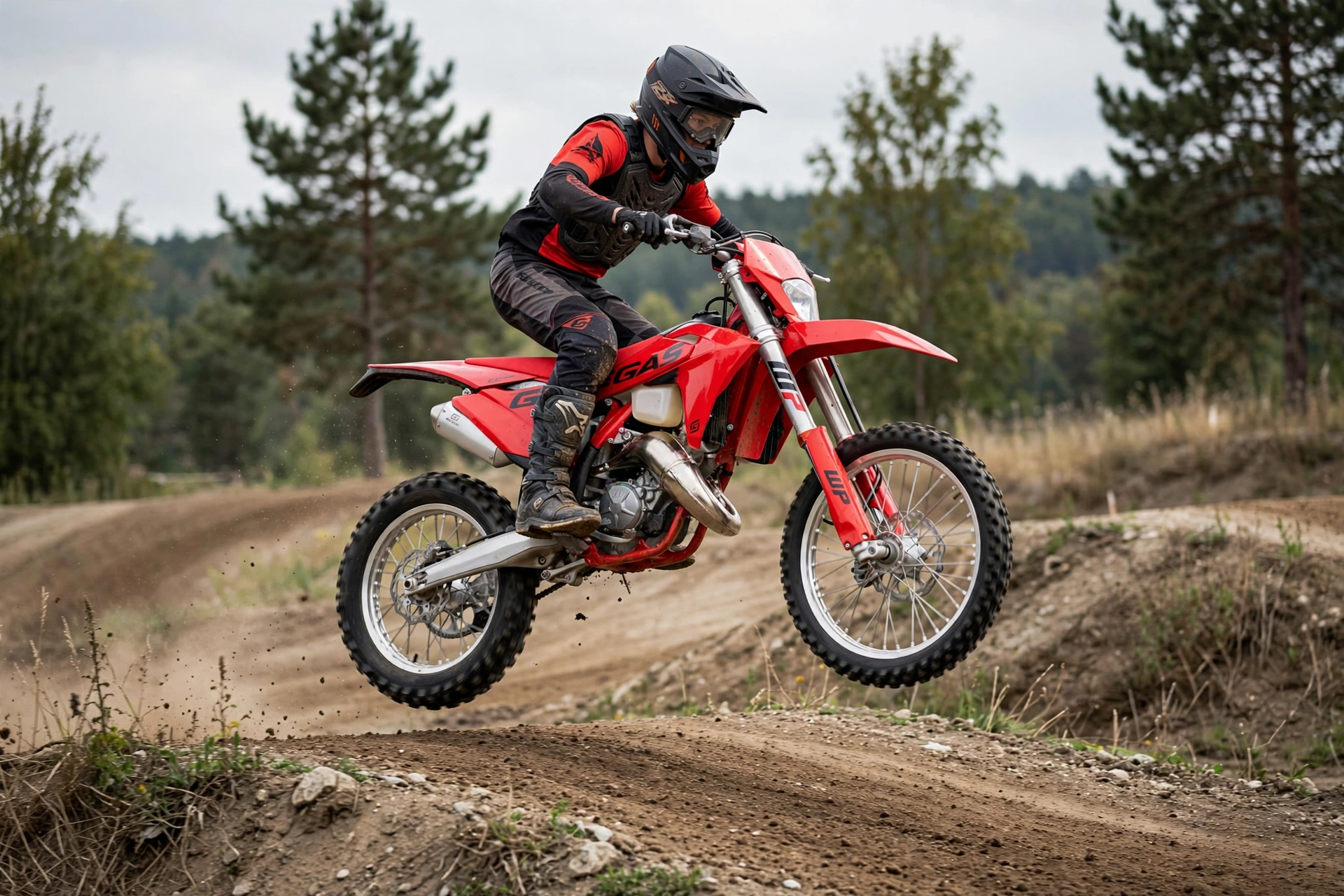 GasGas EC 125 2025 en un tramo de enduro