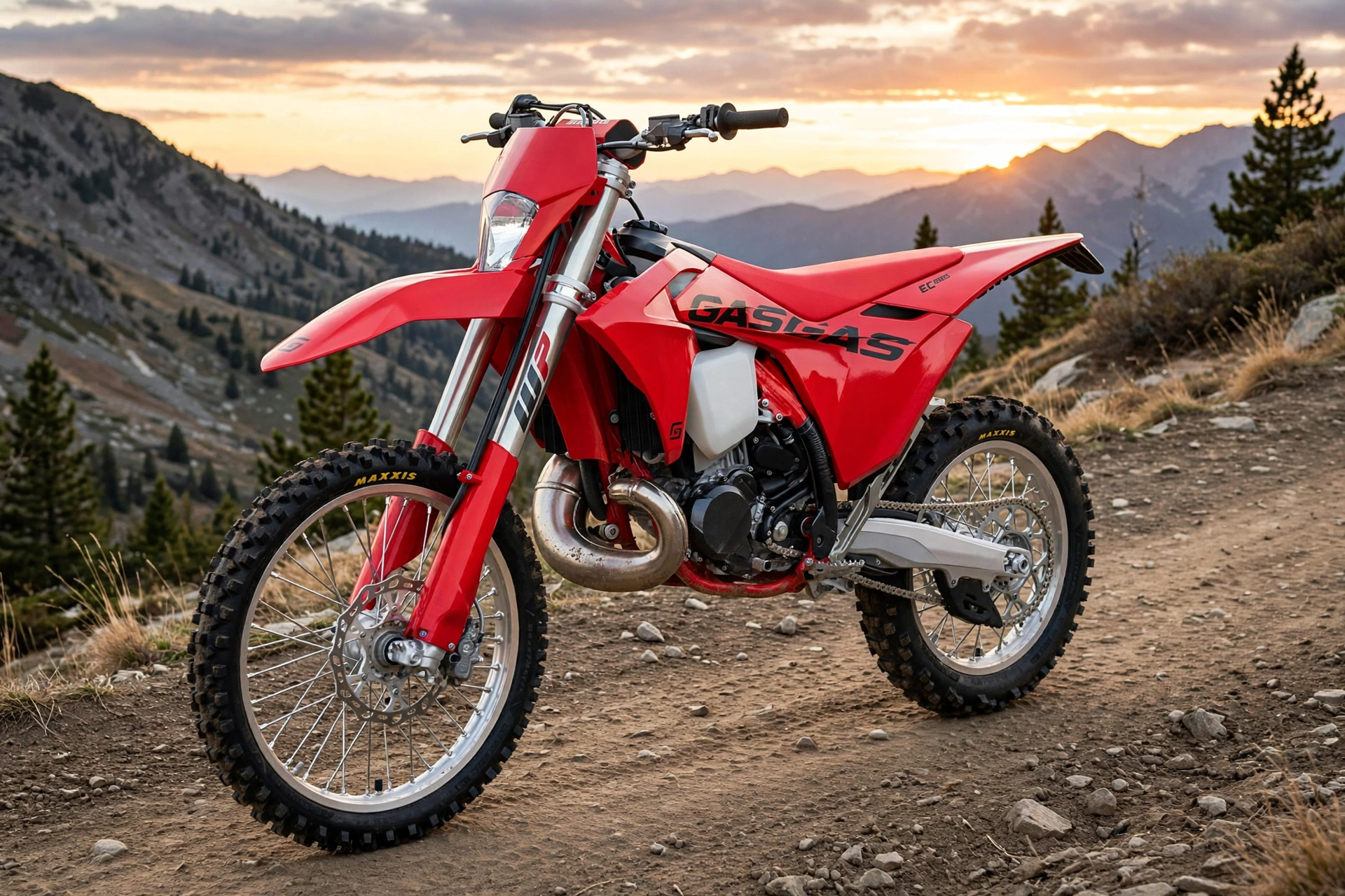 GasGas EC 250 2025 roja en una pista de enduro