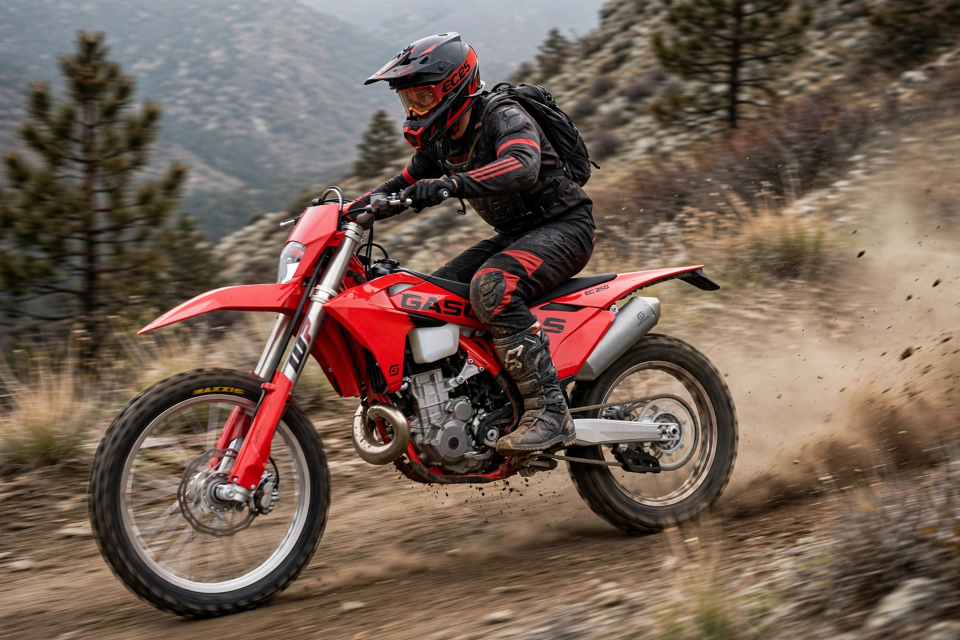 GasGas EC 250 2025 rodando por una pista forestal
