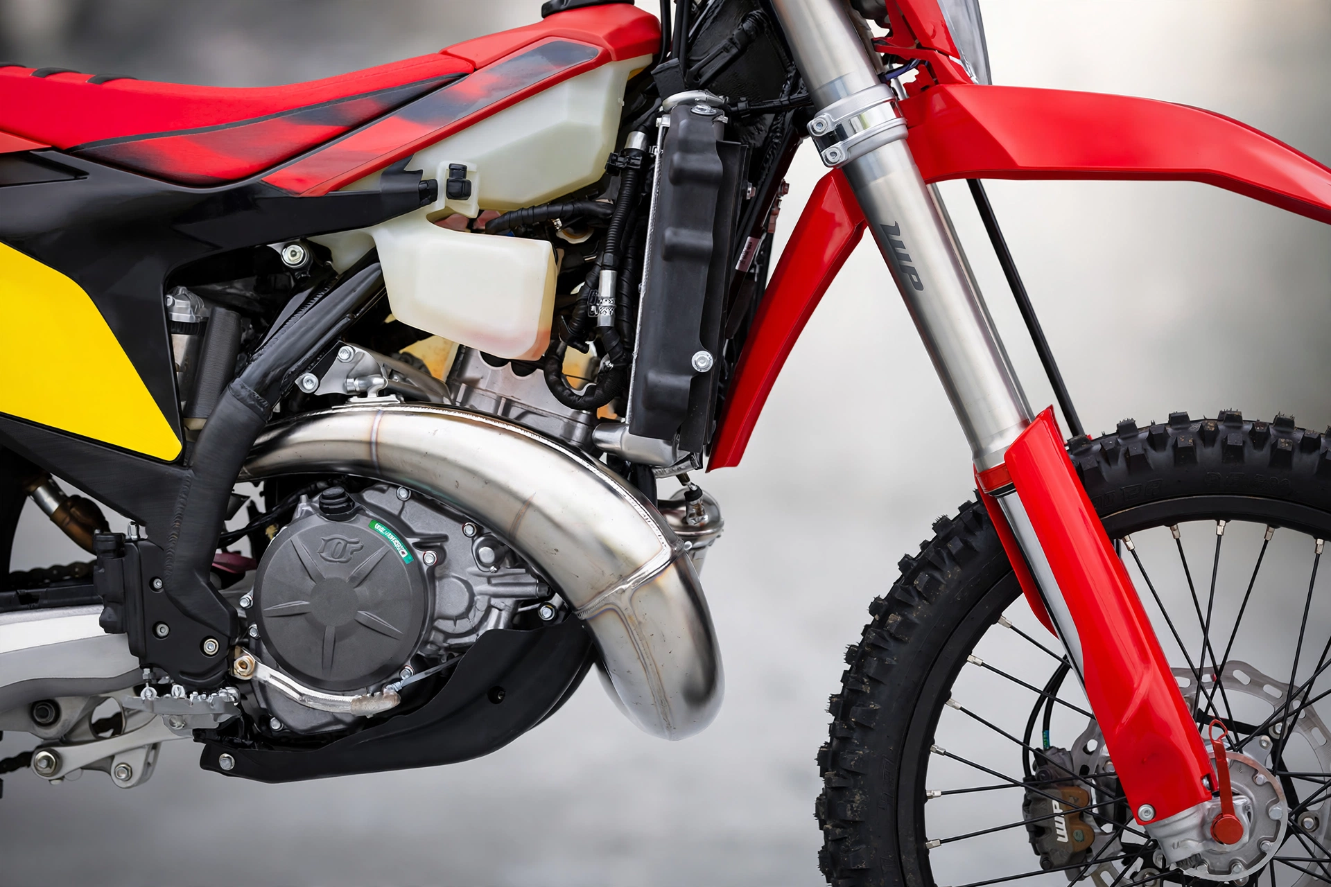 Detalle del motor 2T de 293 cc de la GasGas EC 300 2025