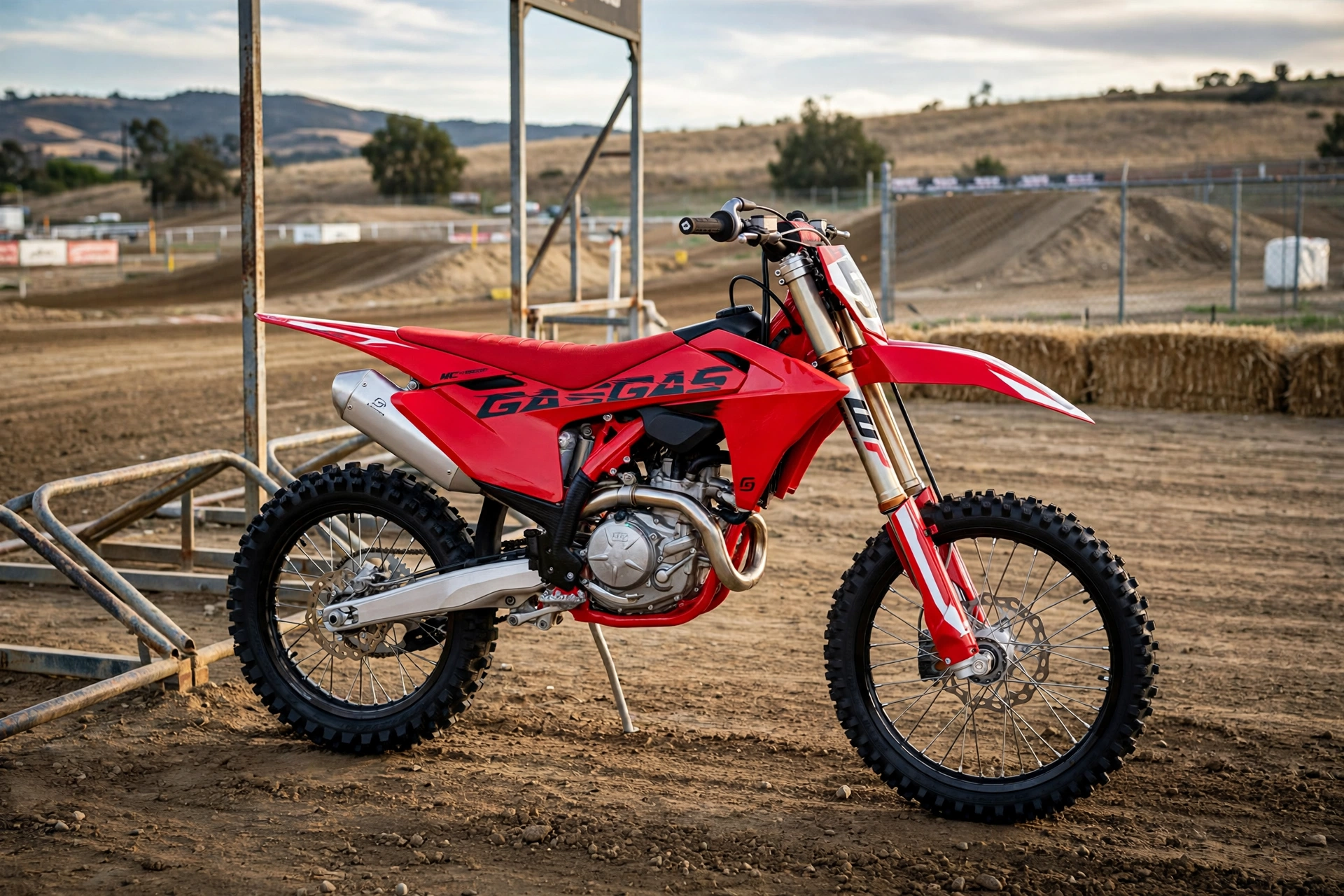 GasGas MC 450F 2025 roja en un circuito de motocross
