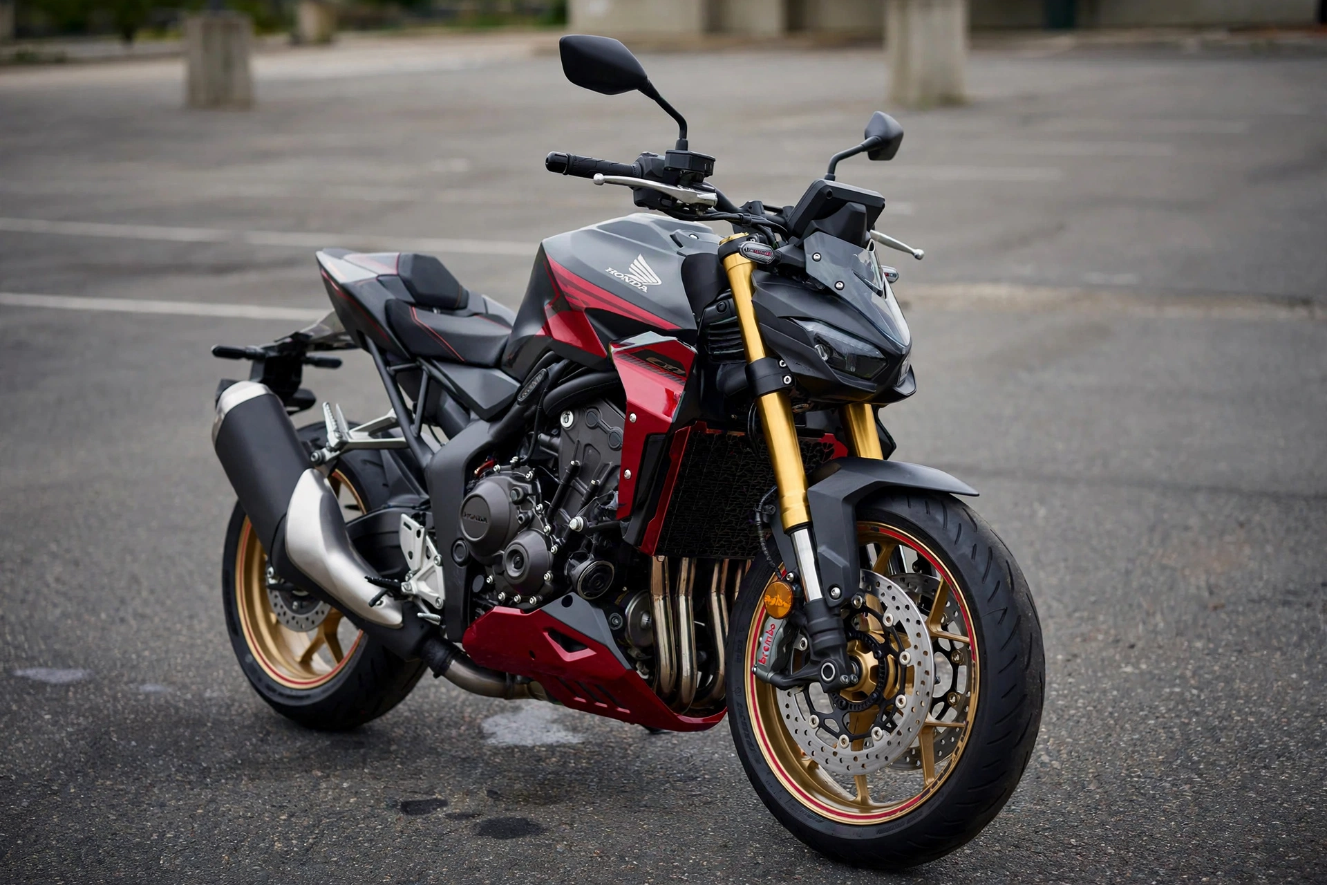 Honda CB1000 Hornet SP 2025 negra y roja en tres cuartos