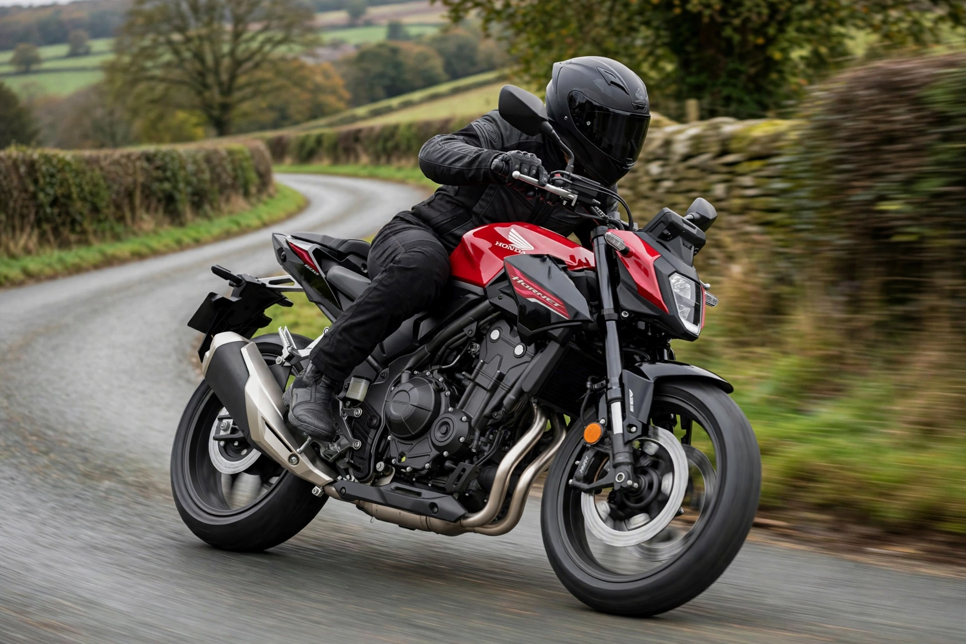 Honda CB500 Hornet 2025 en carretera de curvas