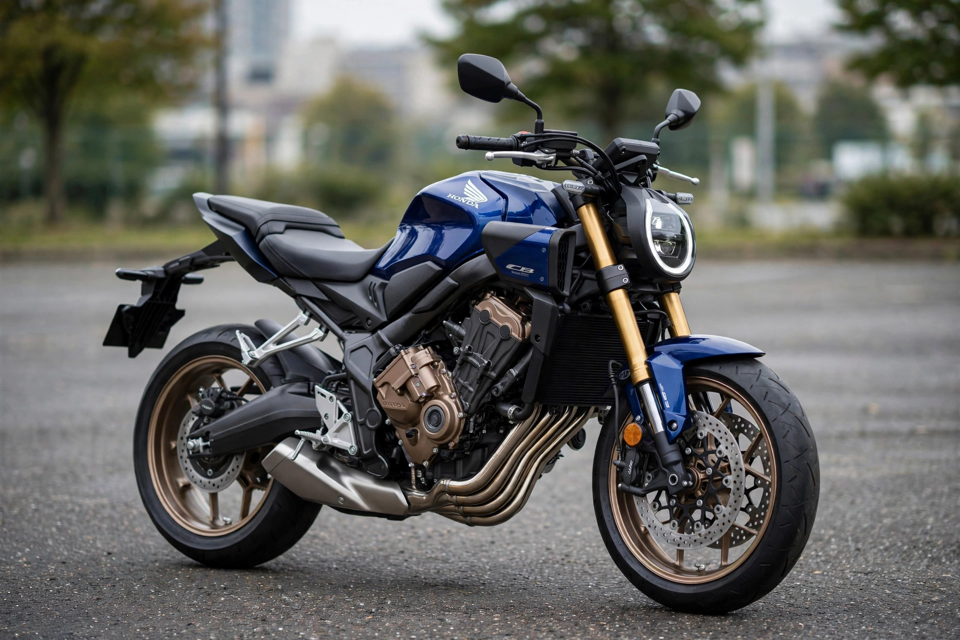 Honda CB650R E-Clutch 2025 azul en tres cuartos