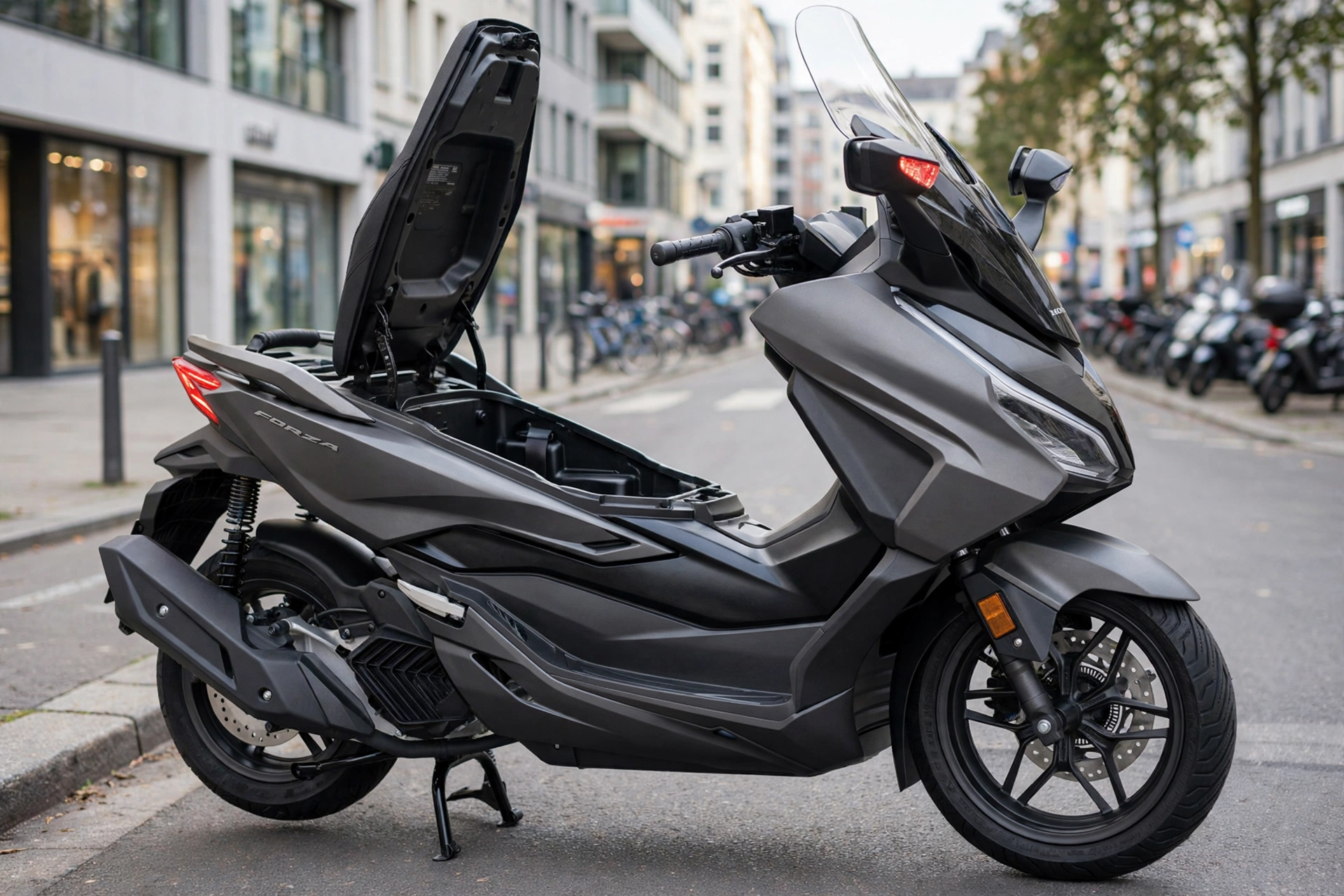 Honda Forza 125 2025, frontal con parabrisas eléctrico