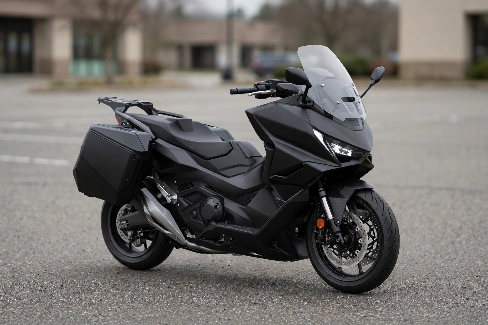 Honda Forza 750 2025 negro mate en tres cuartos
