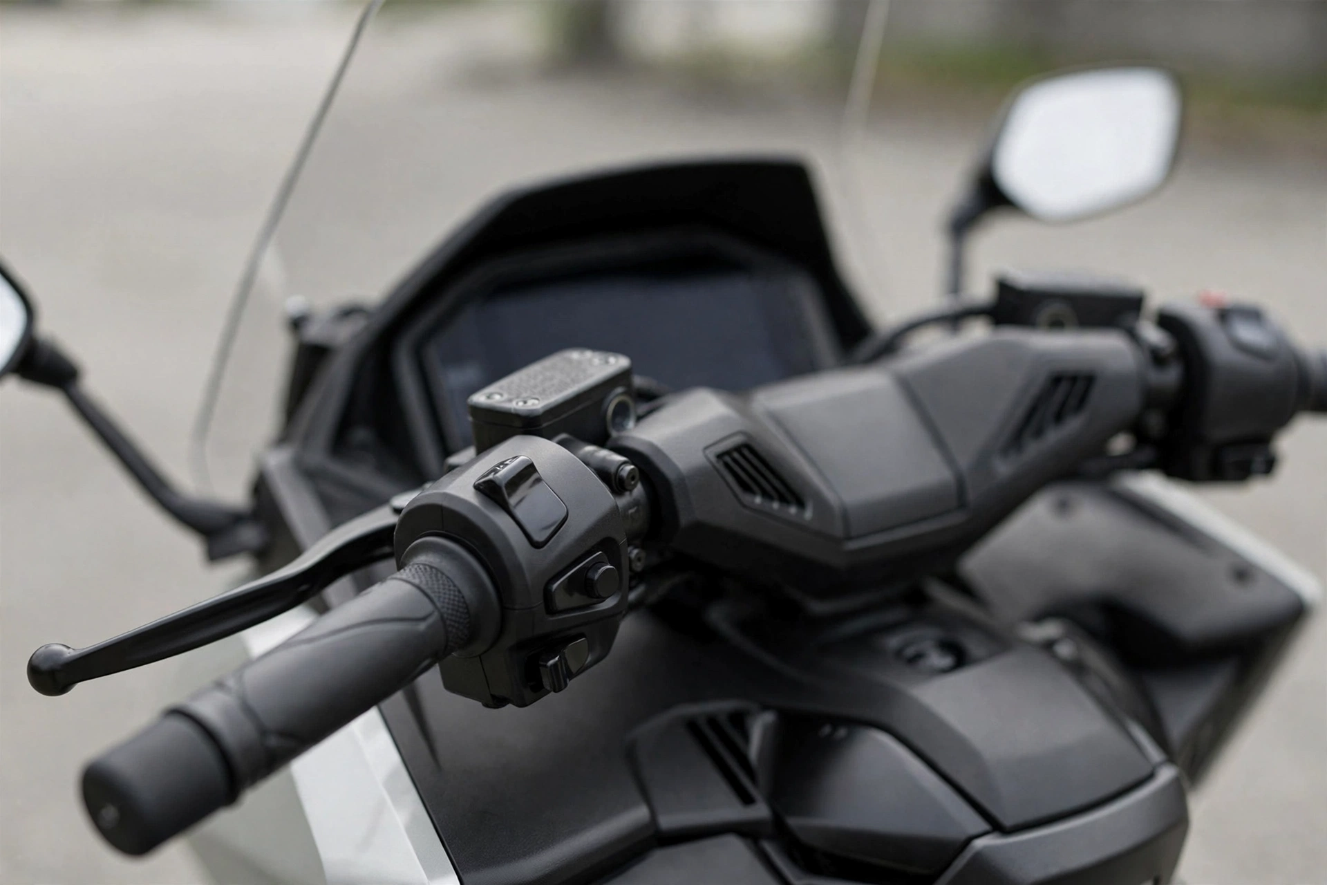 Honda Forza 750 2025, detalle del frontal y faros LED