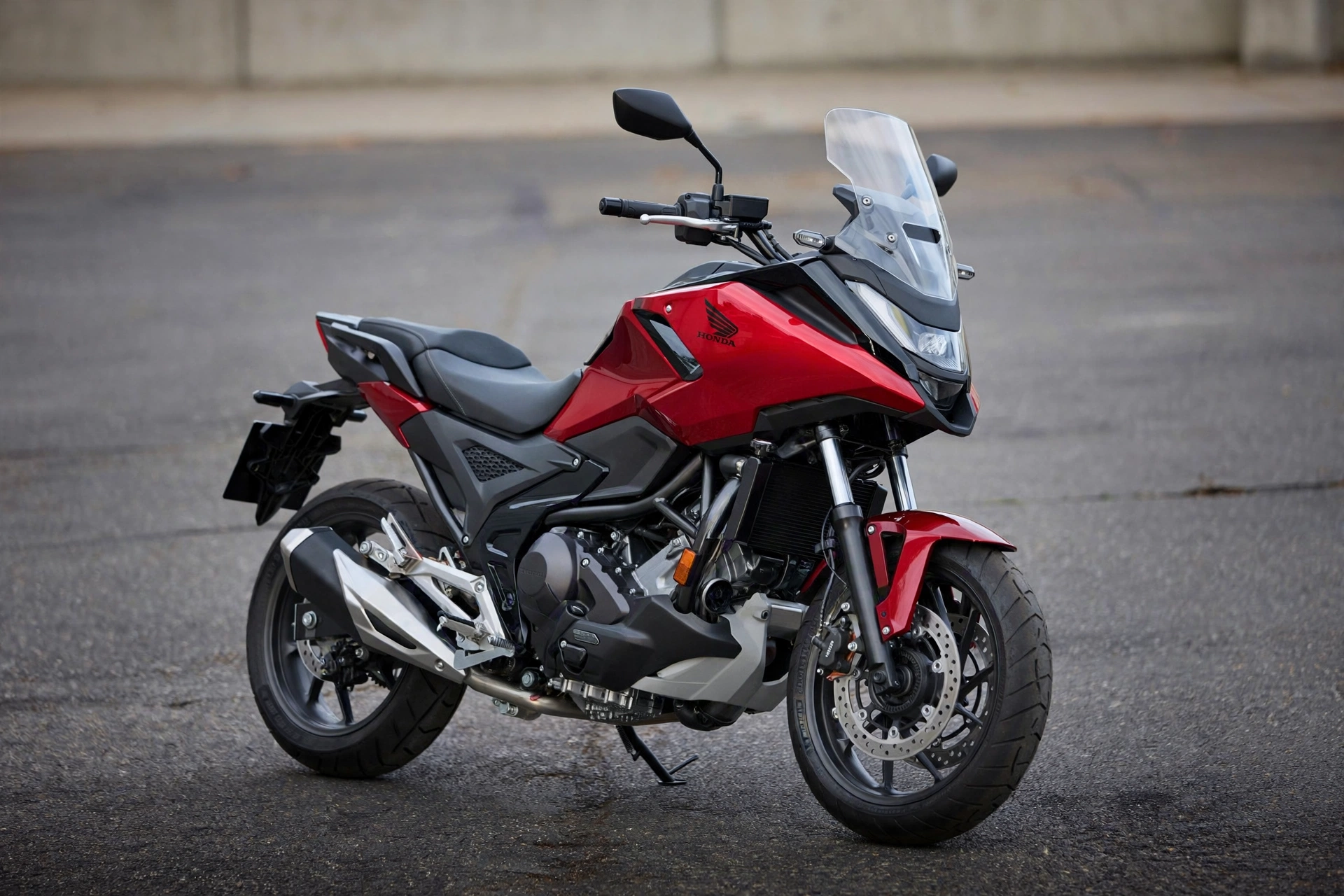 Honda NC750X 2025 roja en tres cuartos