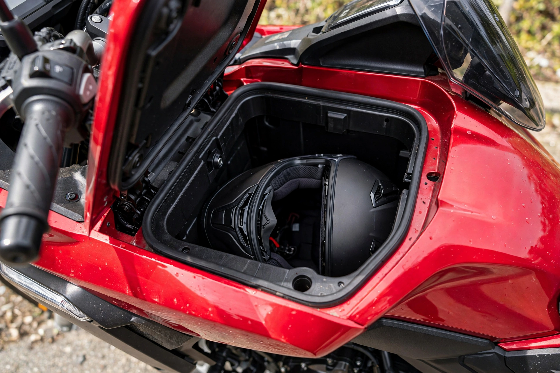 Honda NC750X 2025, vista lateral en camino rural